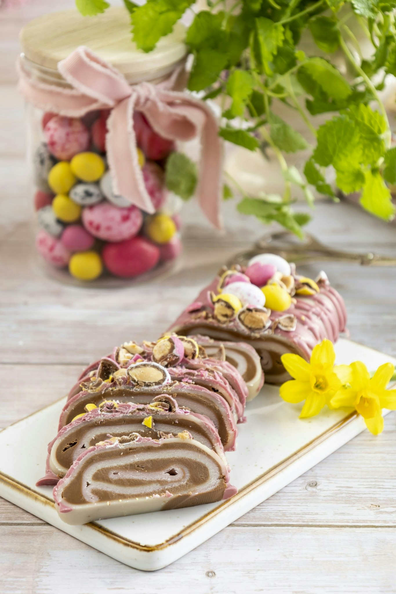 Marsipanbar med nougat och godisägg