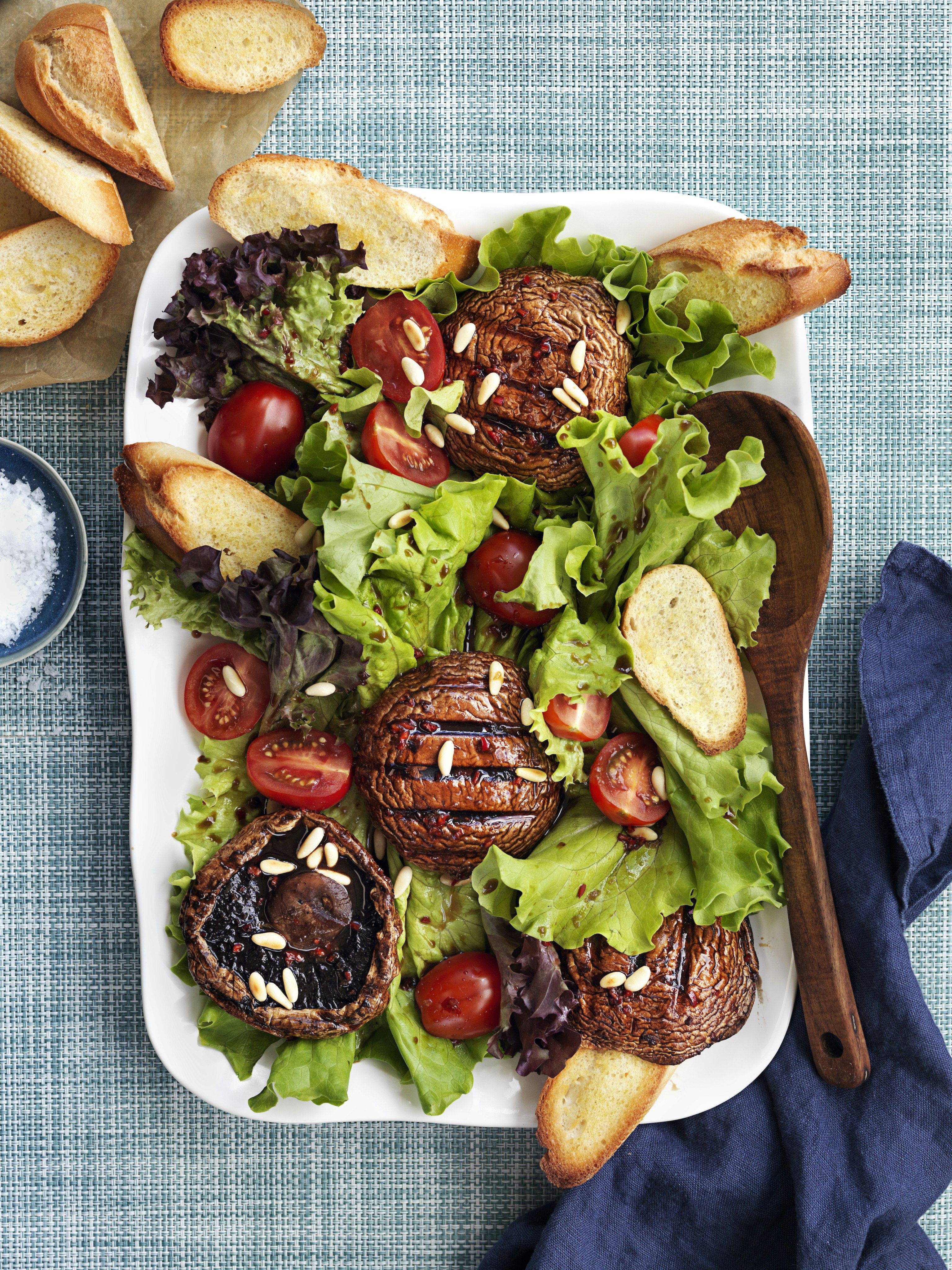 Marinerad portabellosvamp på salladsbädd