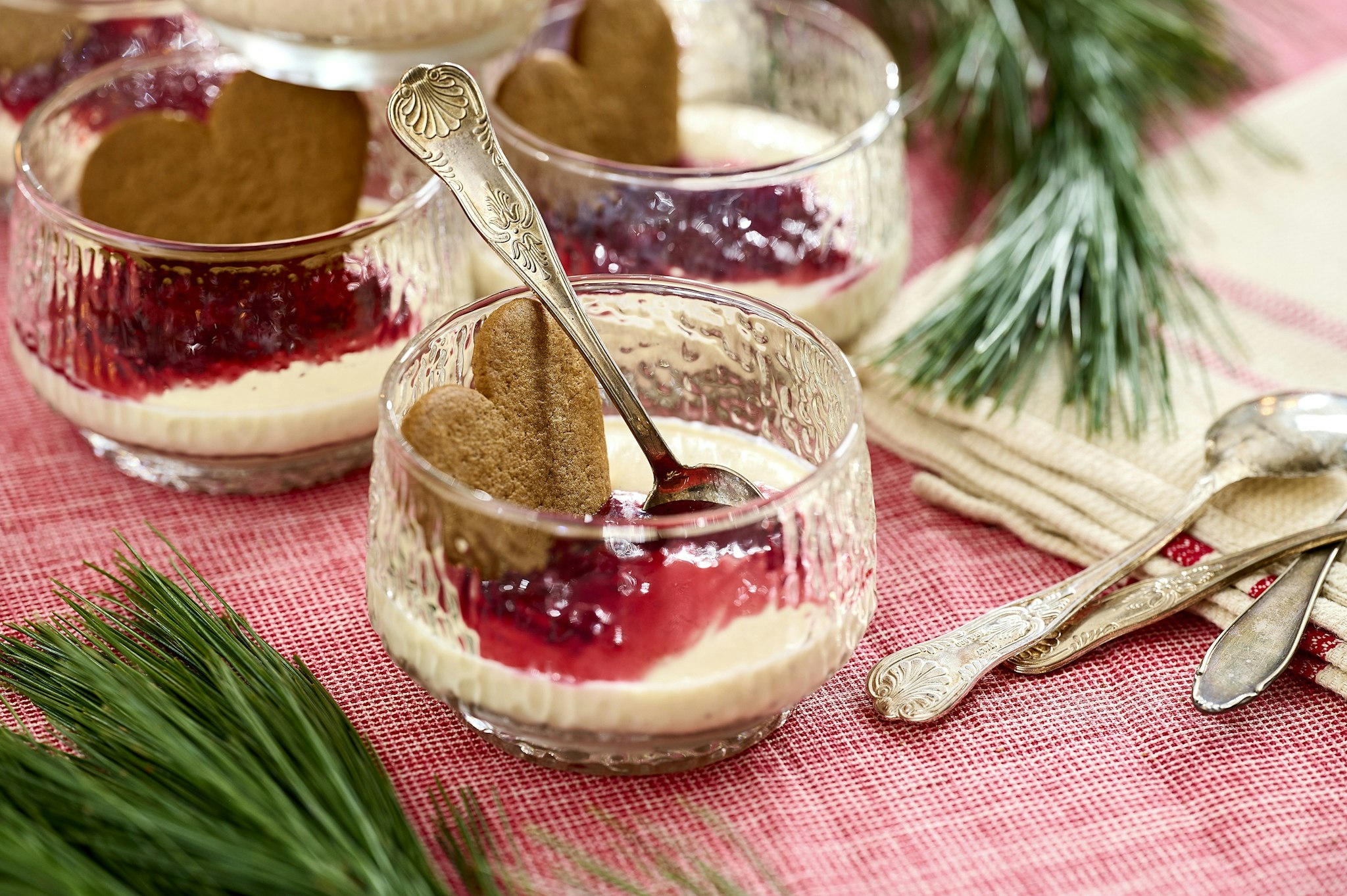 Mascarponekräm med vit choklad och lingonkompott