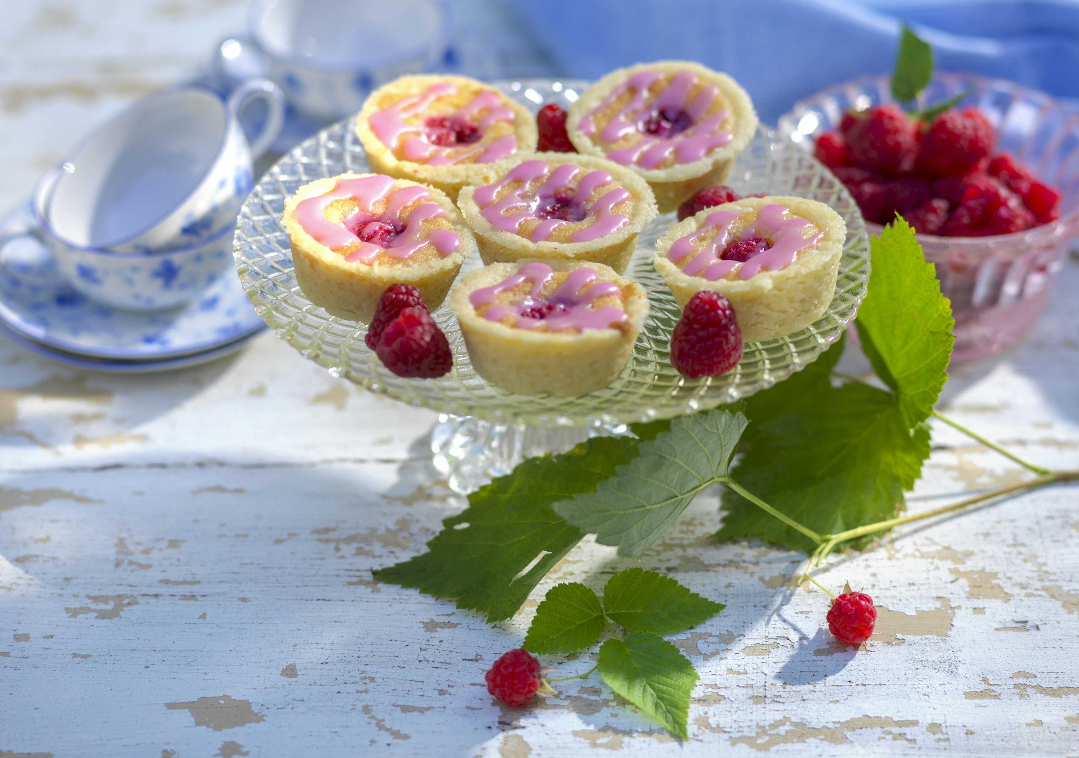 Mazariner med hallon och mandel