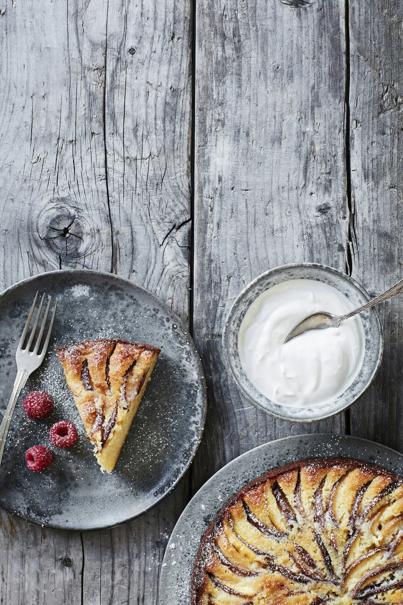 Mazarinkaka med nektariner och hallon