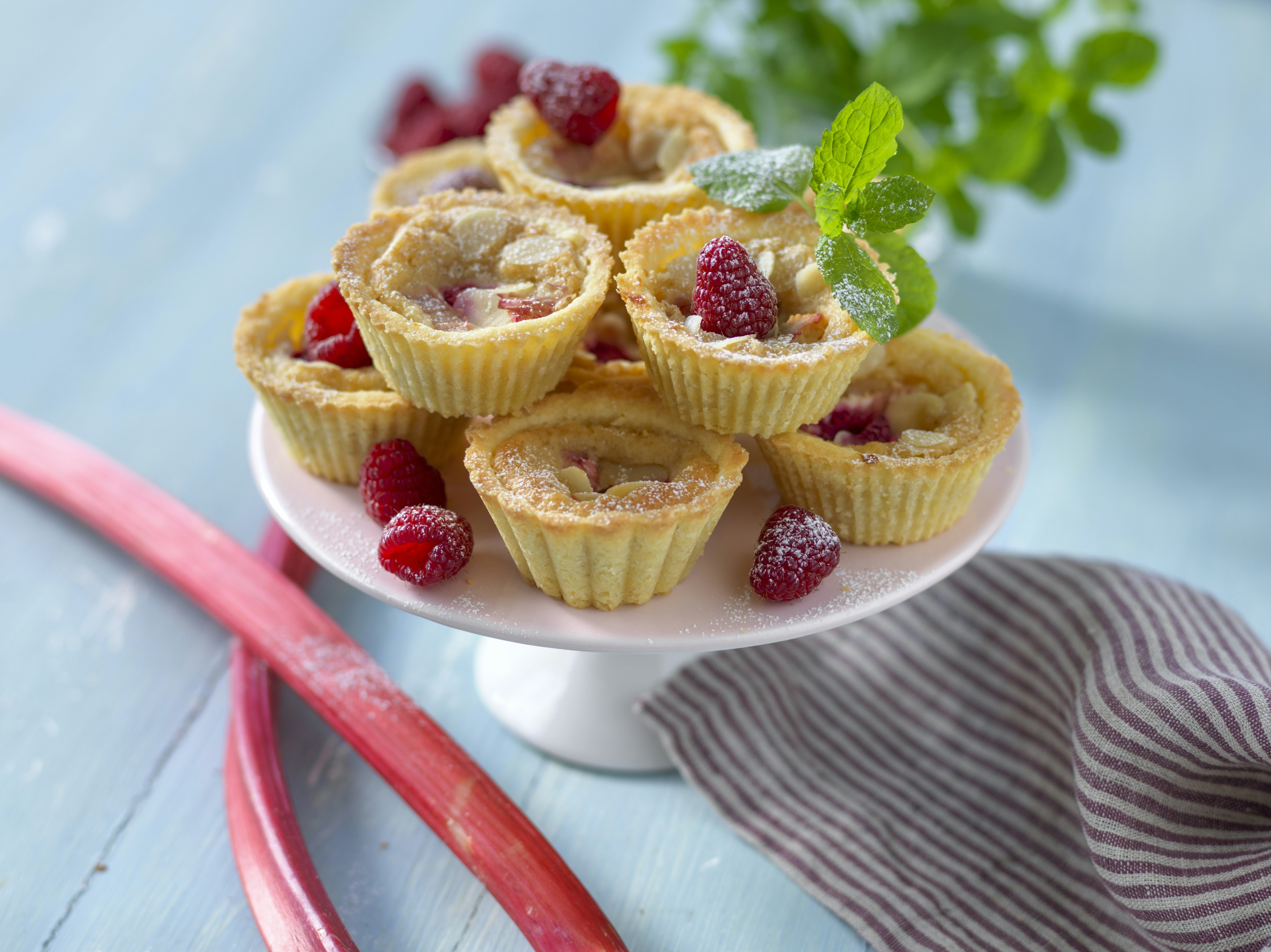 Mazarinmuffins med hallon och rabarber