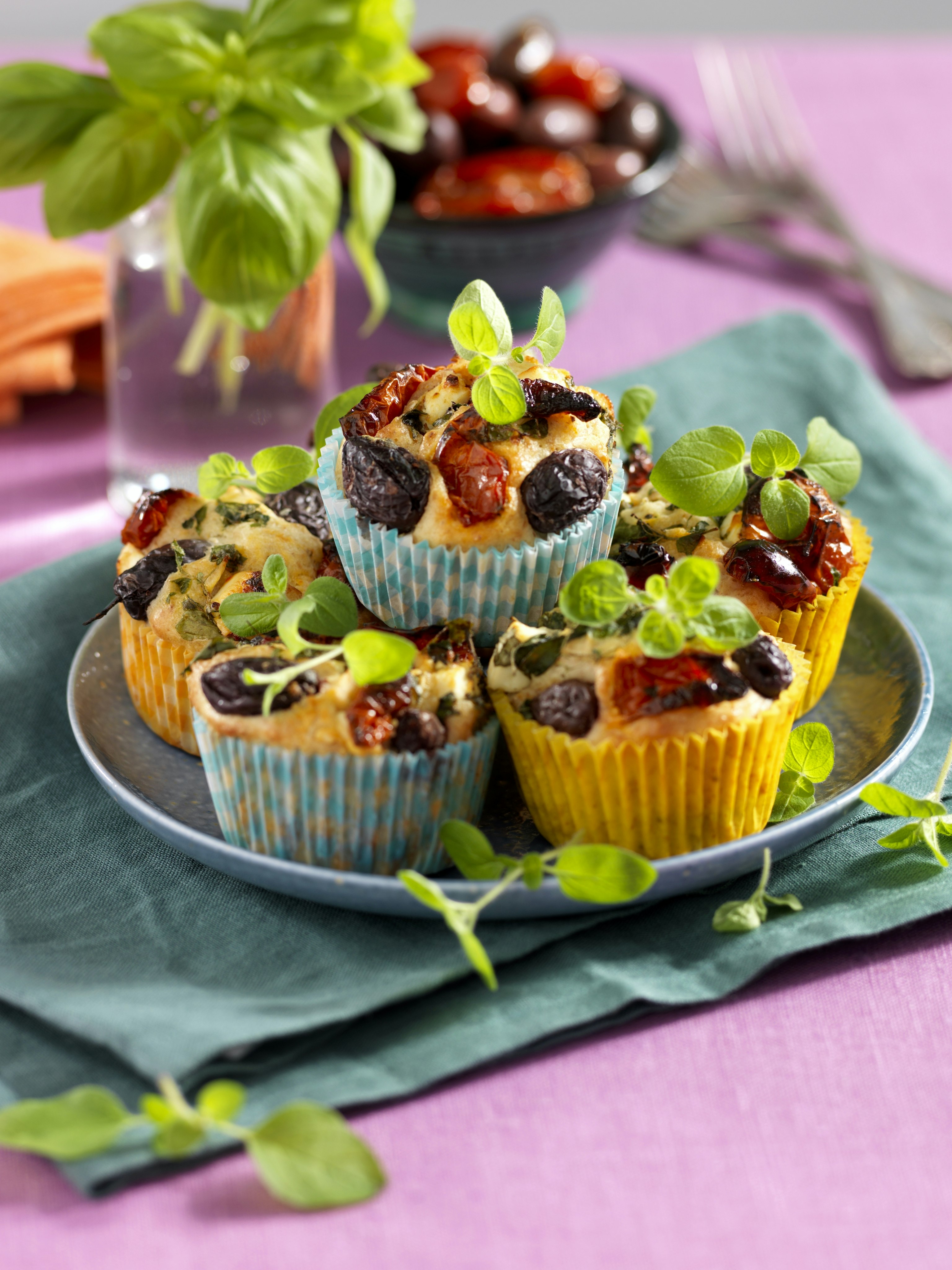 Medelhavsmuffins med oliver och fetaost