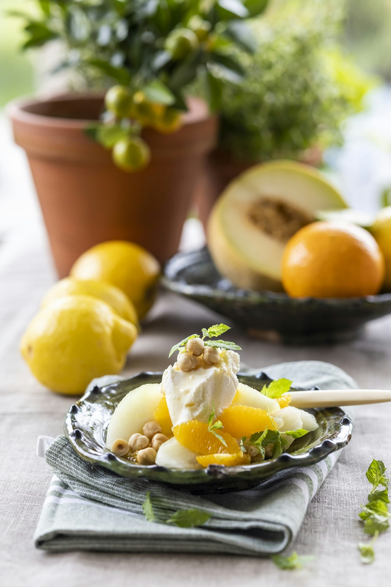 Melon- och apelsinsallad med honung och nötter