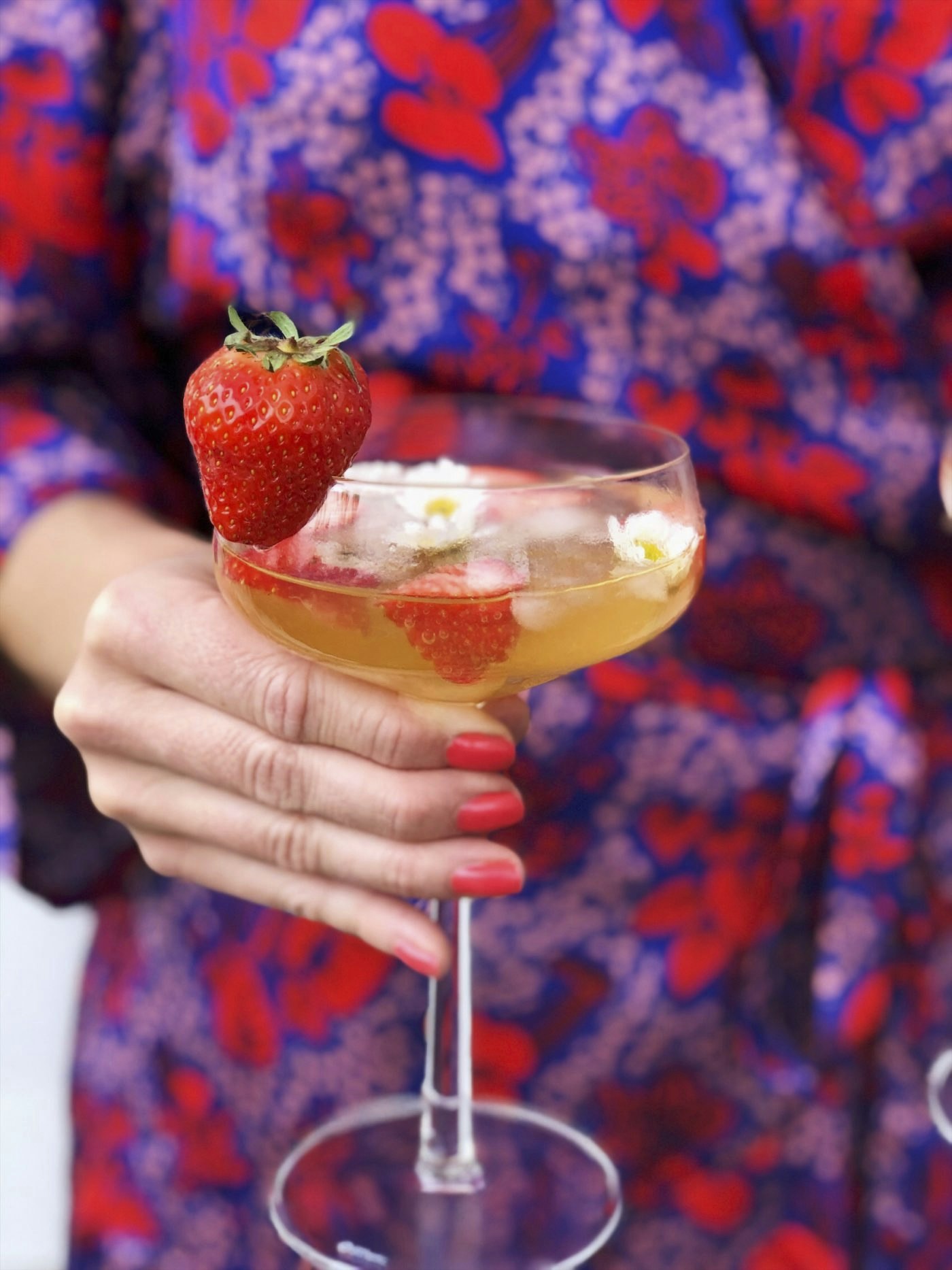 Midsommardrink med jordgubbar och kamomill