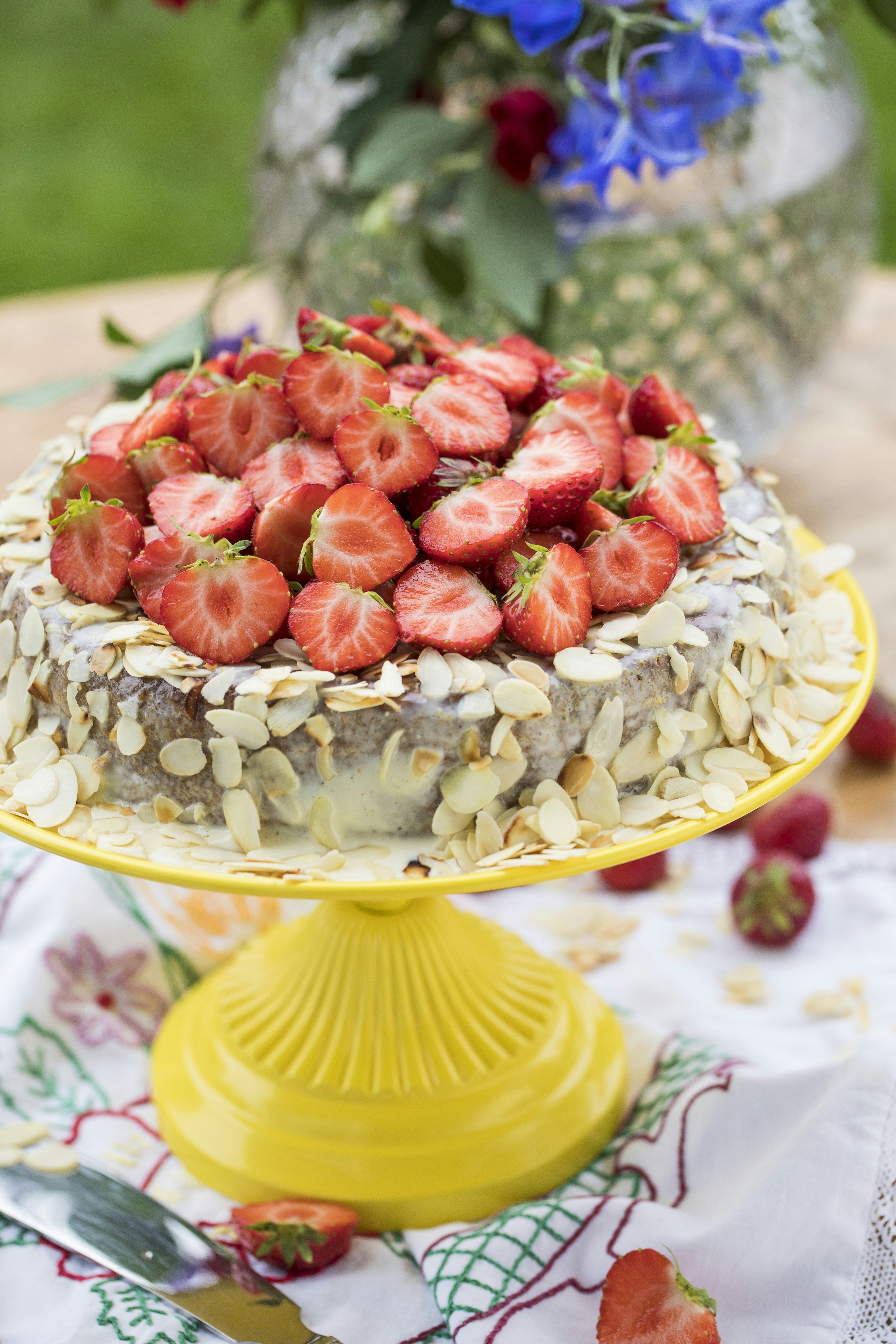 Midsommartårta med jordgubbar och vit choklad