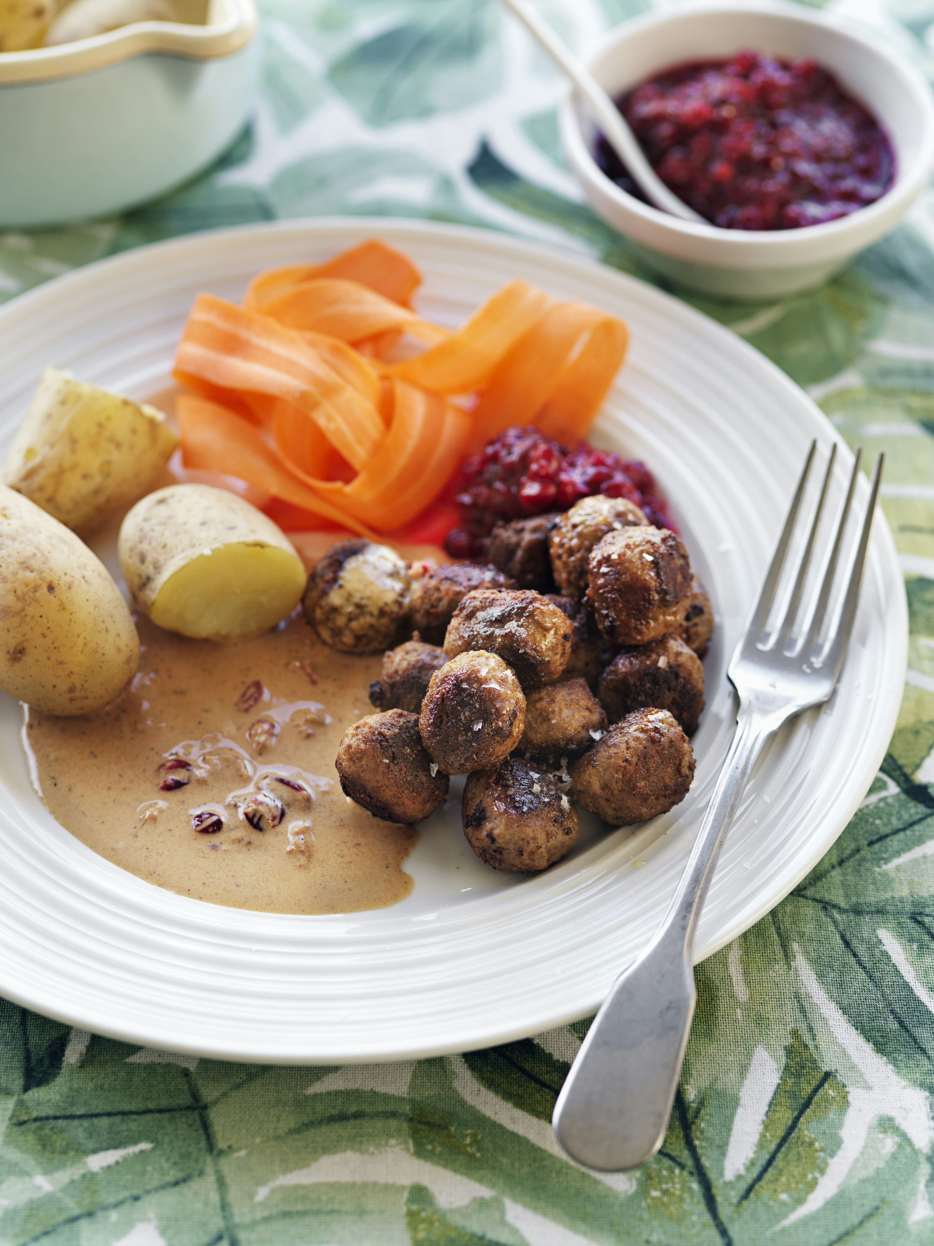 Miniköttbullar med lingongräddsås