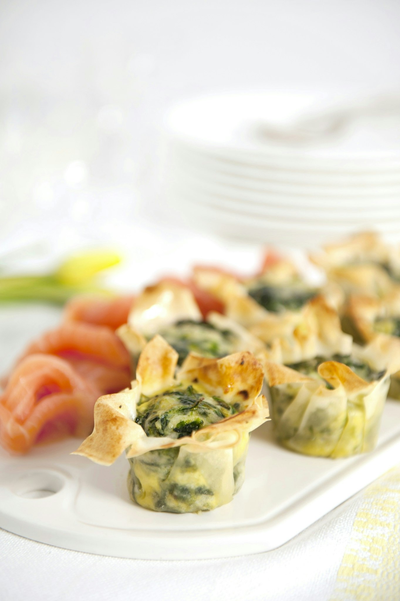 Minipajer med spenat och kallrökt lax