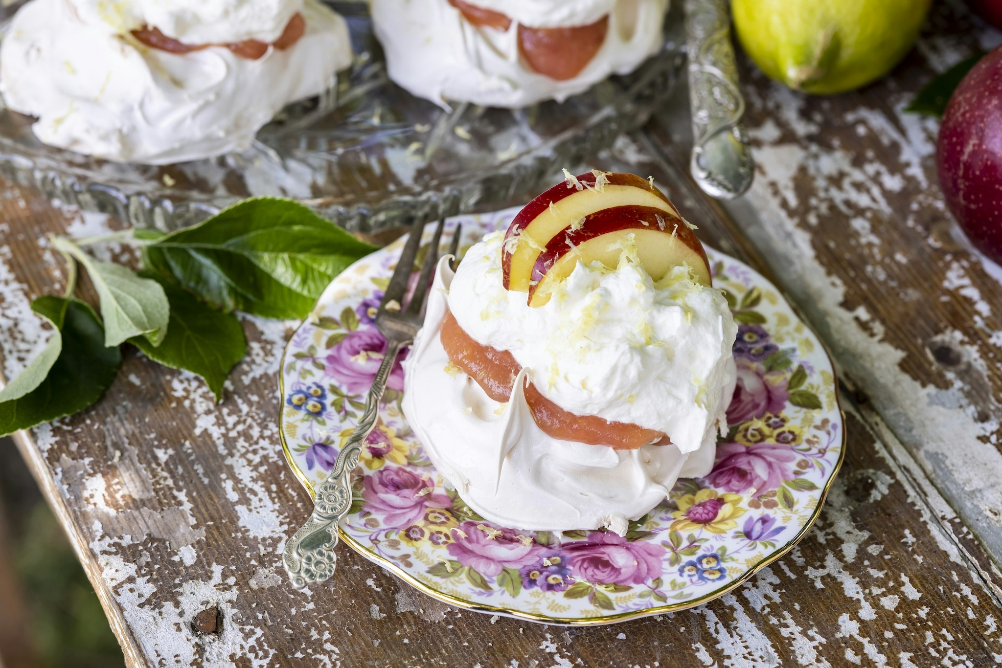 Minipavlova med päron- och äppelkompott