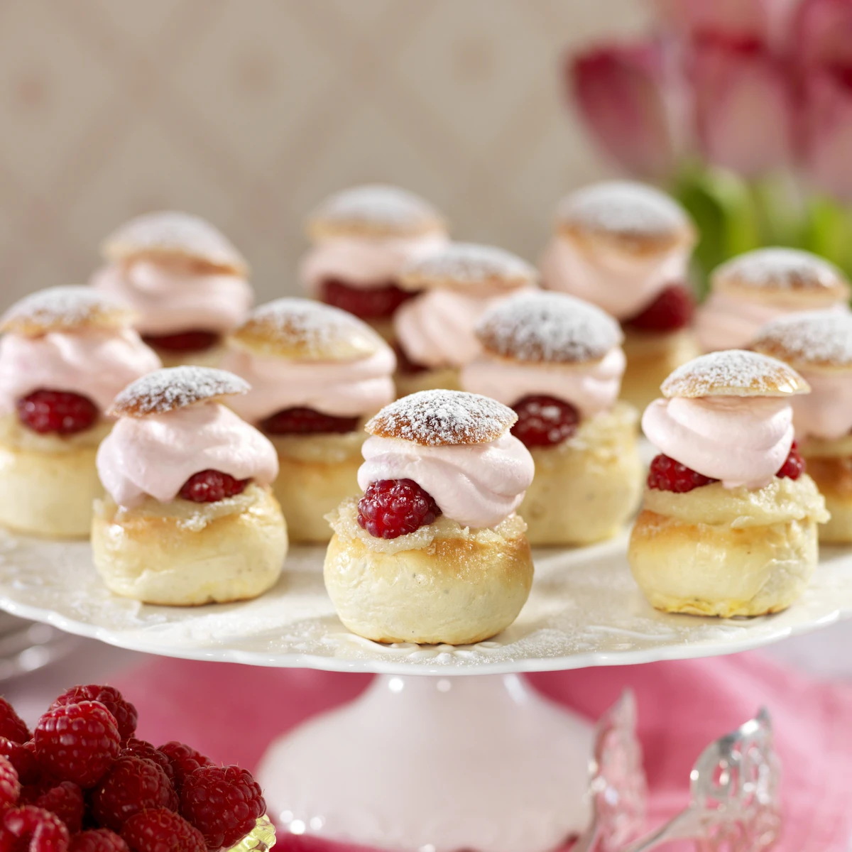 Minisemlor med hallon
