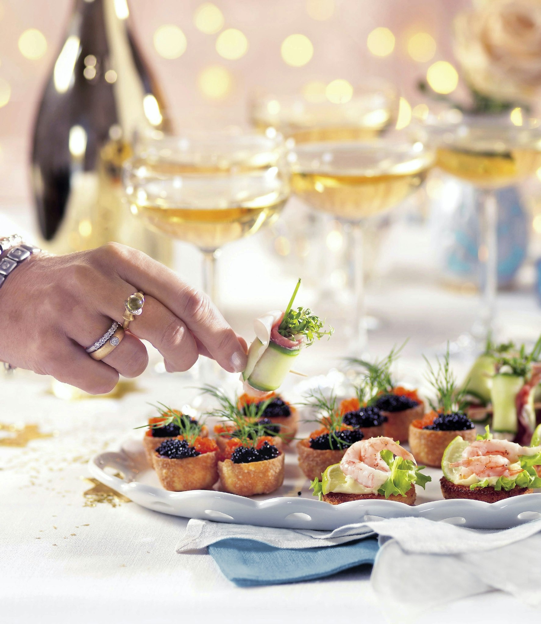 Minitoast med handskalade räkor och aioli