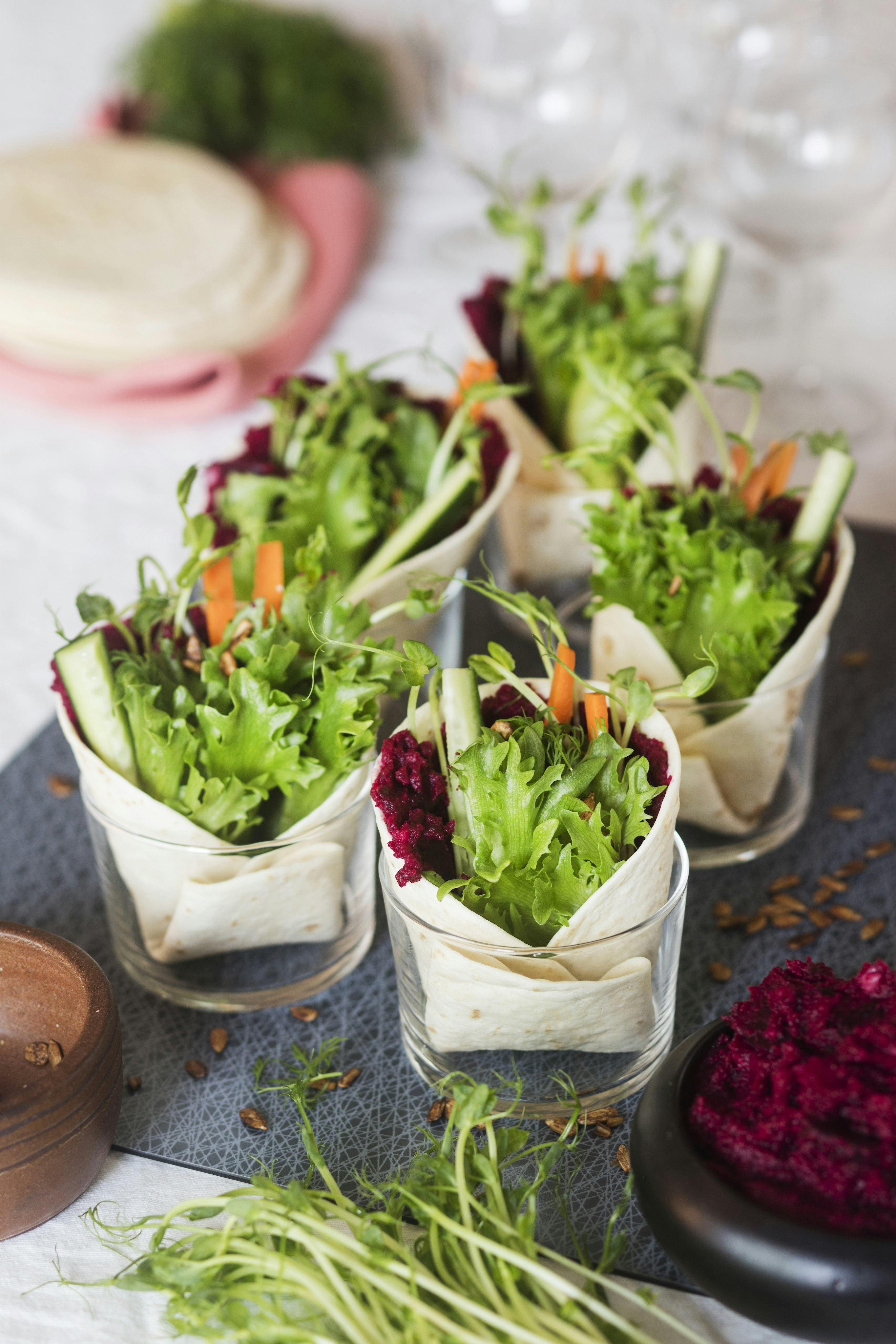Miniwraps med rödbetshummus och picklade morötter