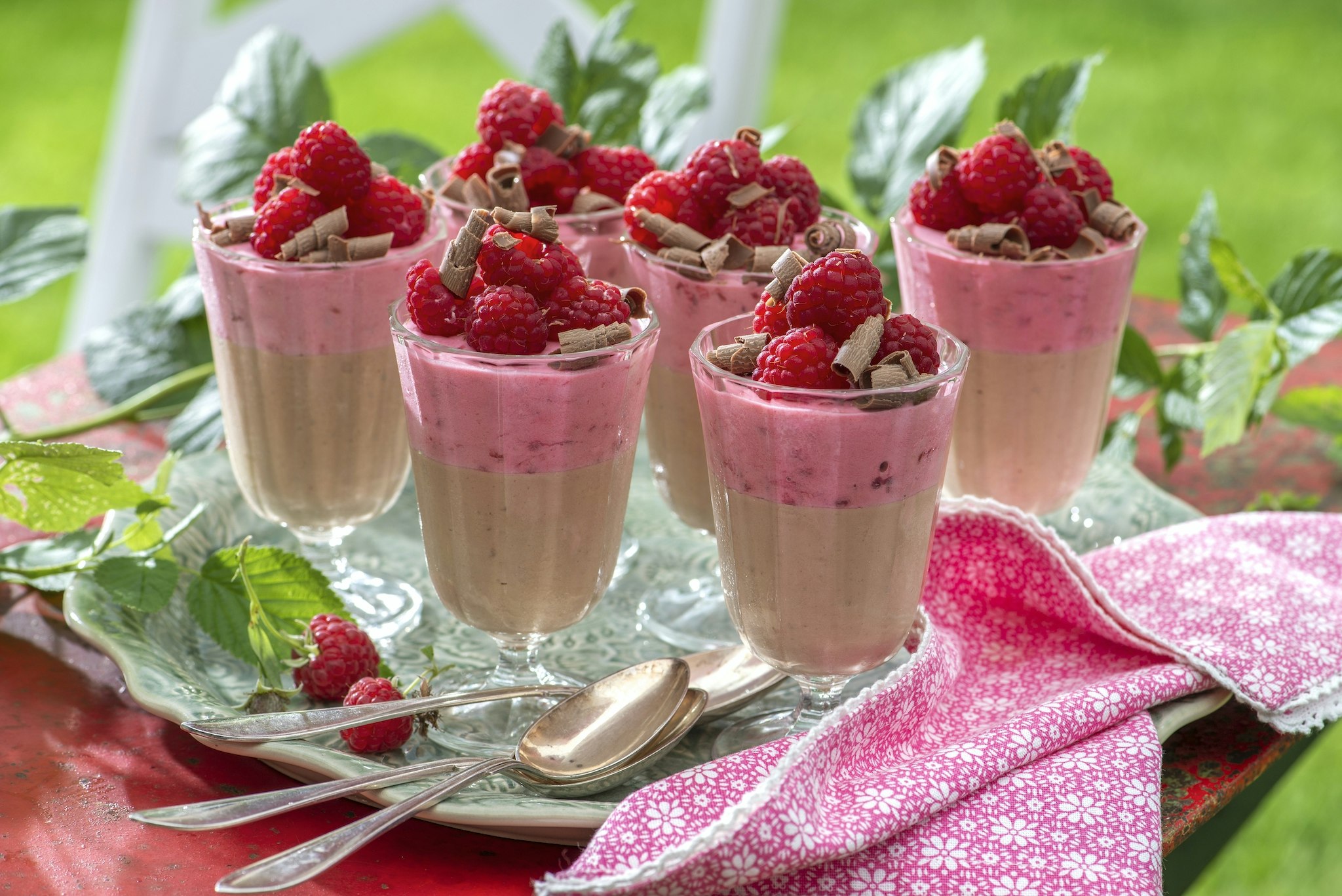 Mjölkchokladmousse och hallonmousse
