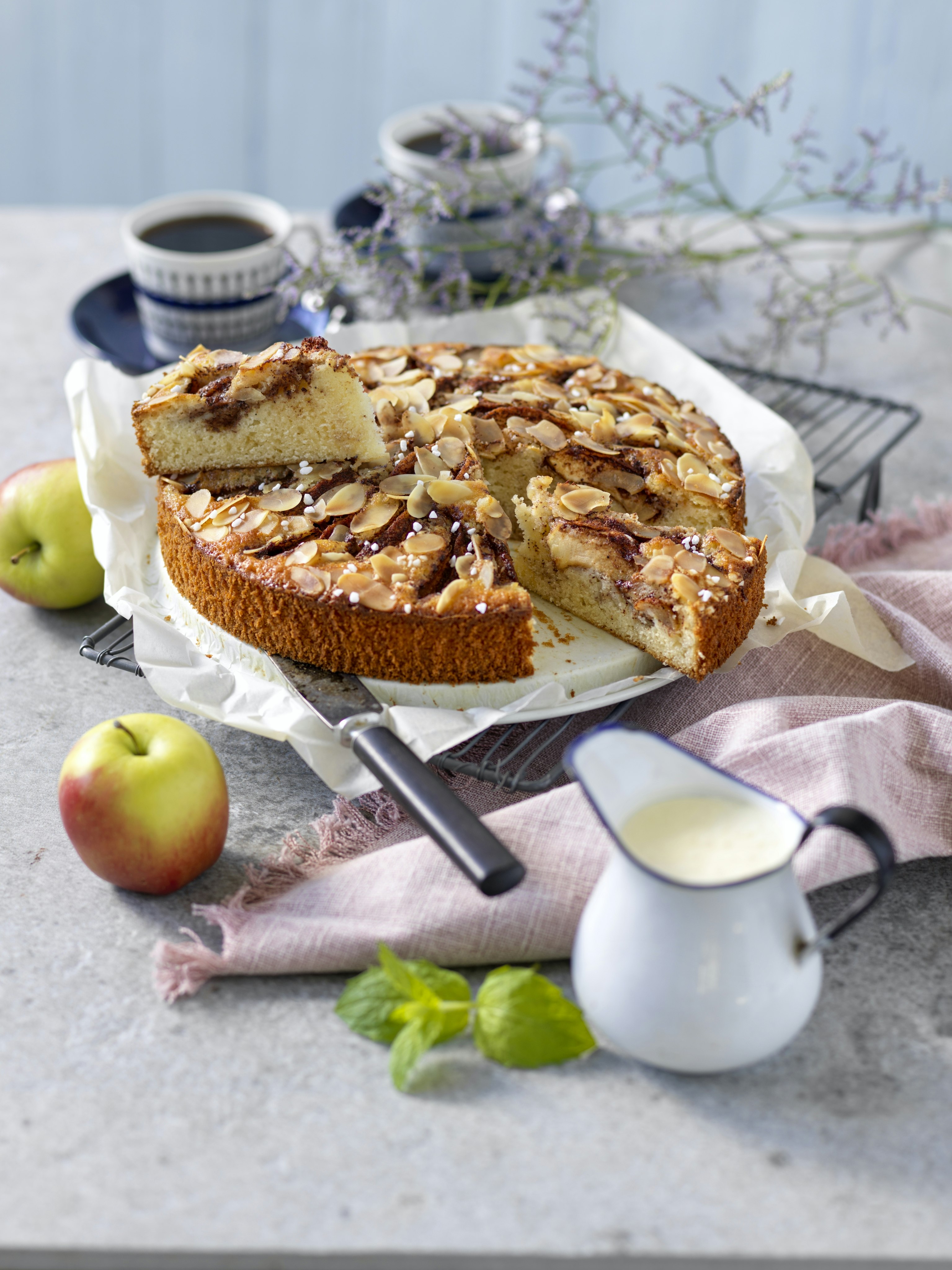 Mjuk äppelkaka med mandel