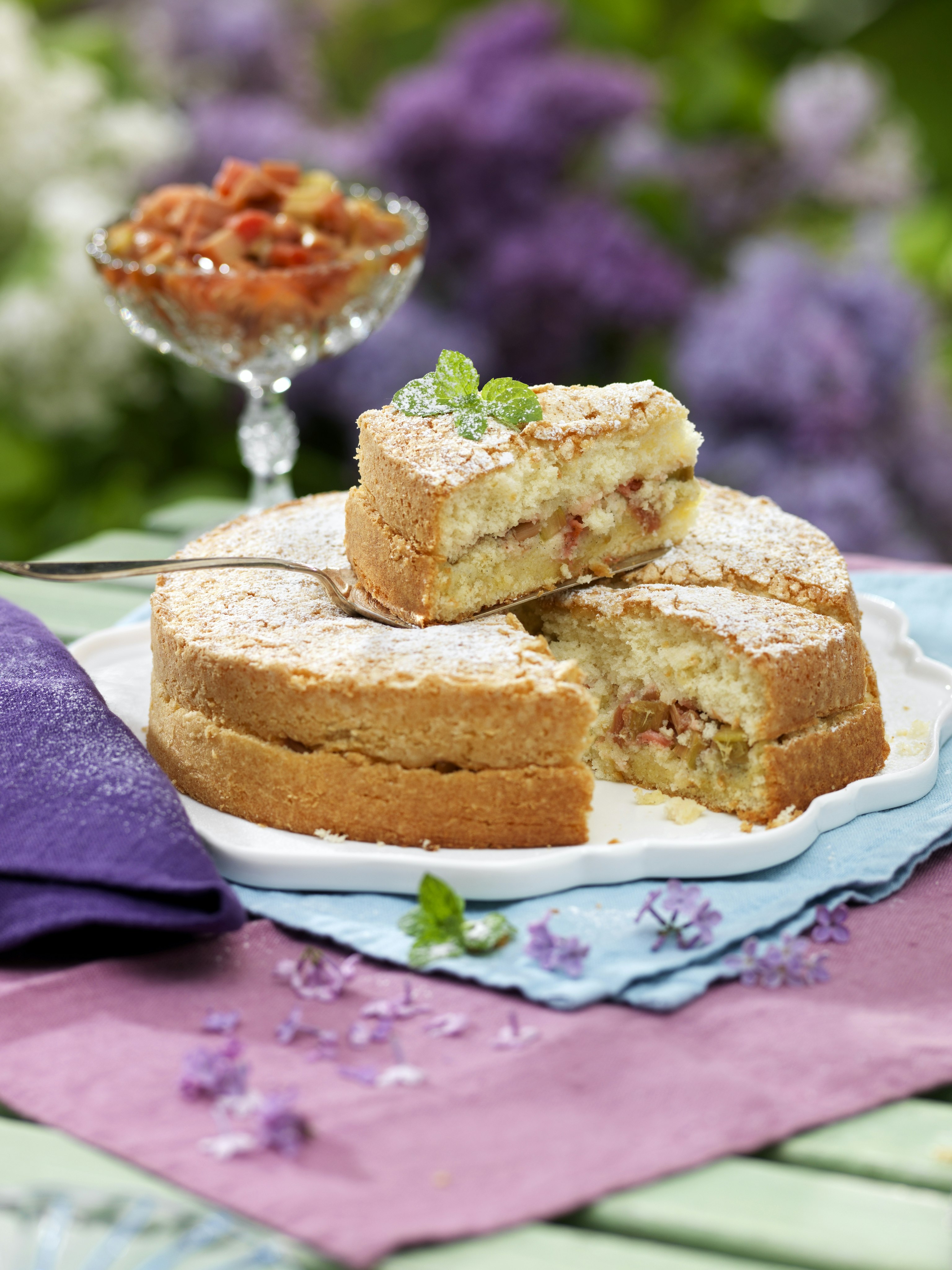 Mjuk herrgårdskaka med vanilj och rabarber