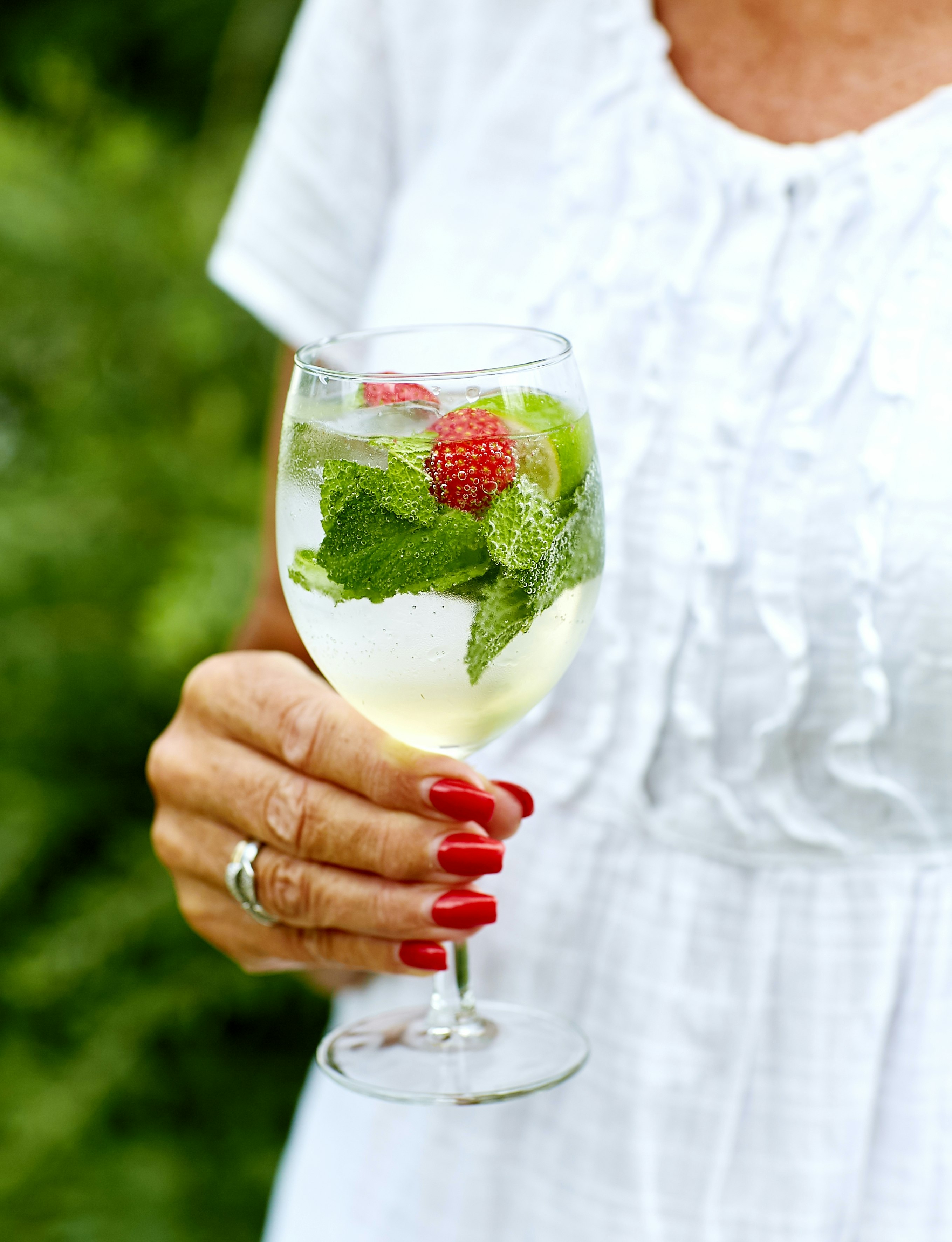 Mojitodrink med mynta och fläder