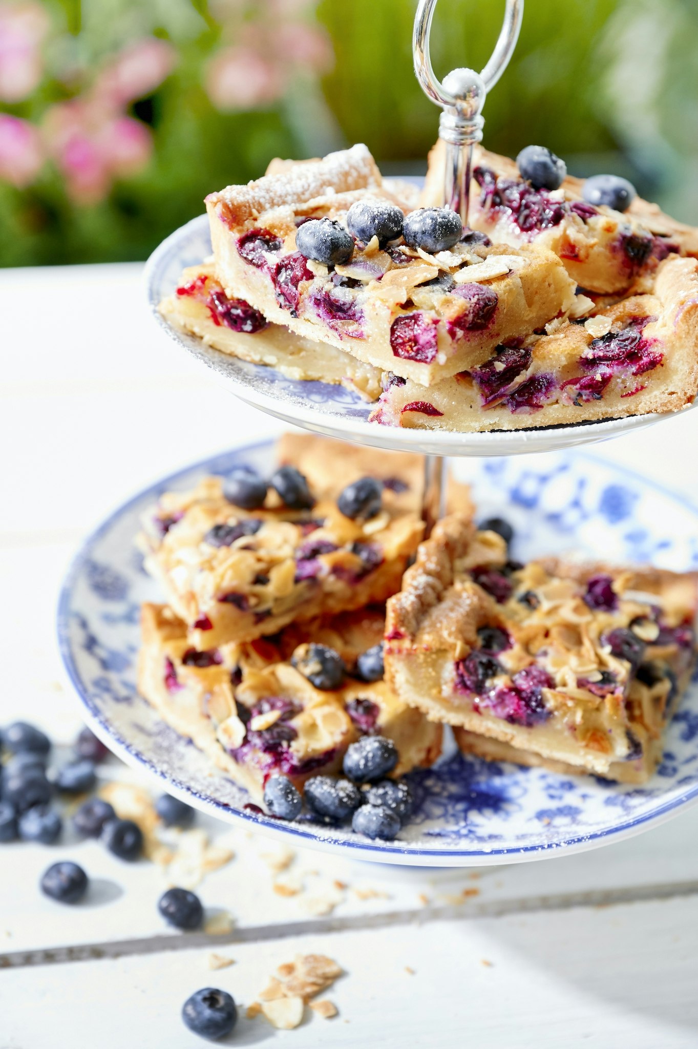 Mördegsrutor med blåbär och mandelmassa