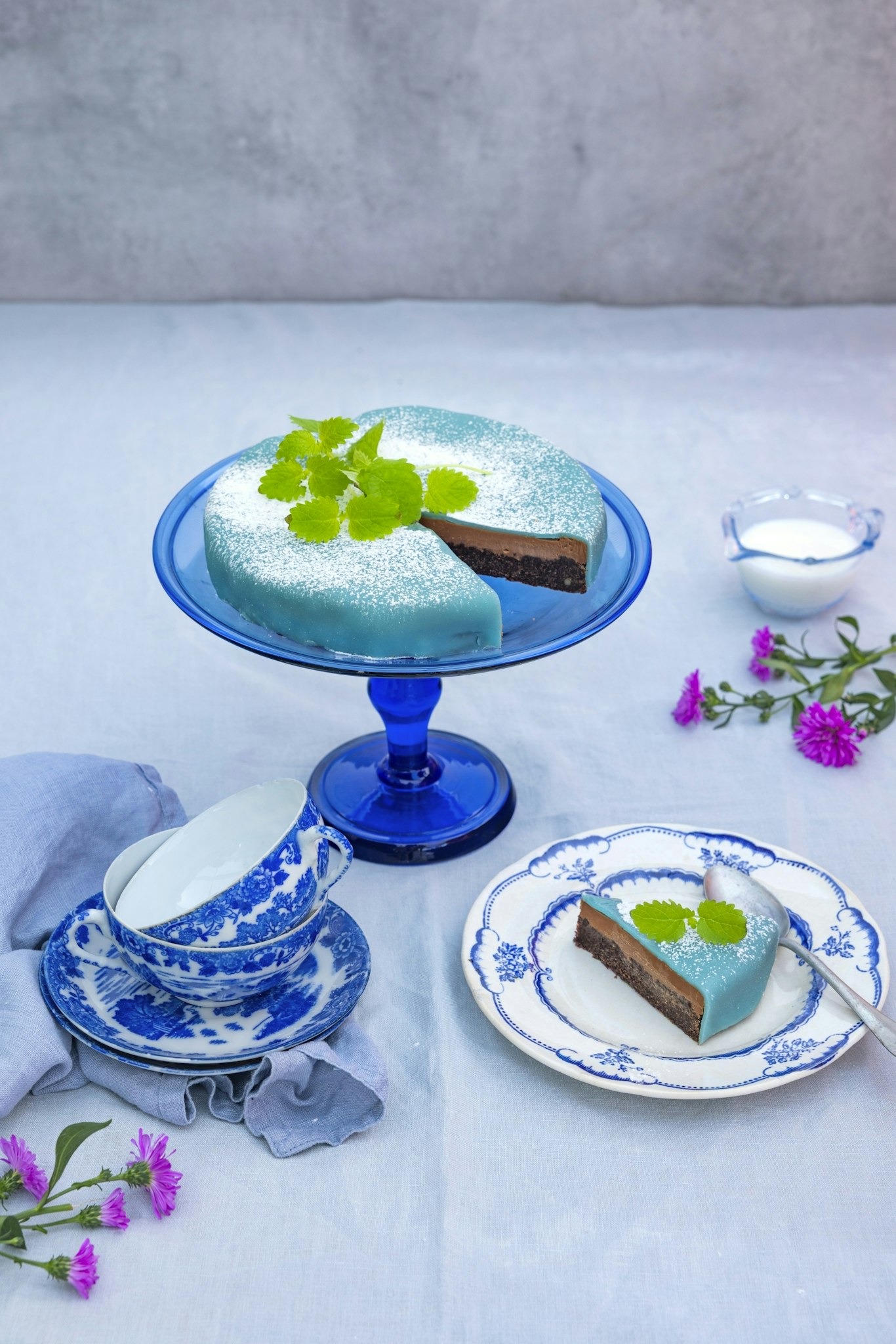 Mörk kladdkaka med nougat under marsipantäcke