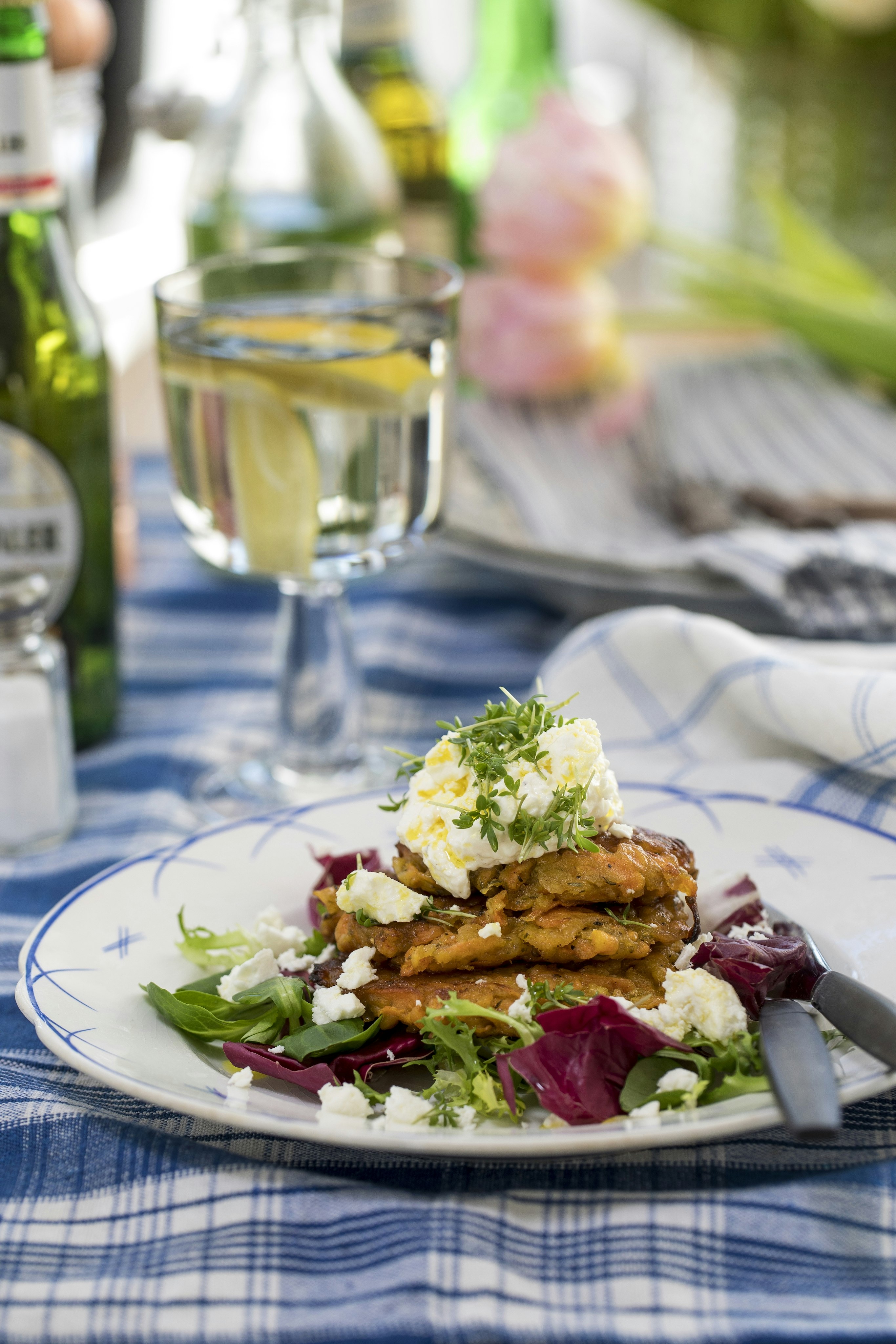 Morotsbiffar med fetaostkräm och sallad