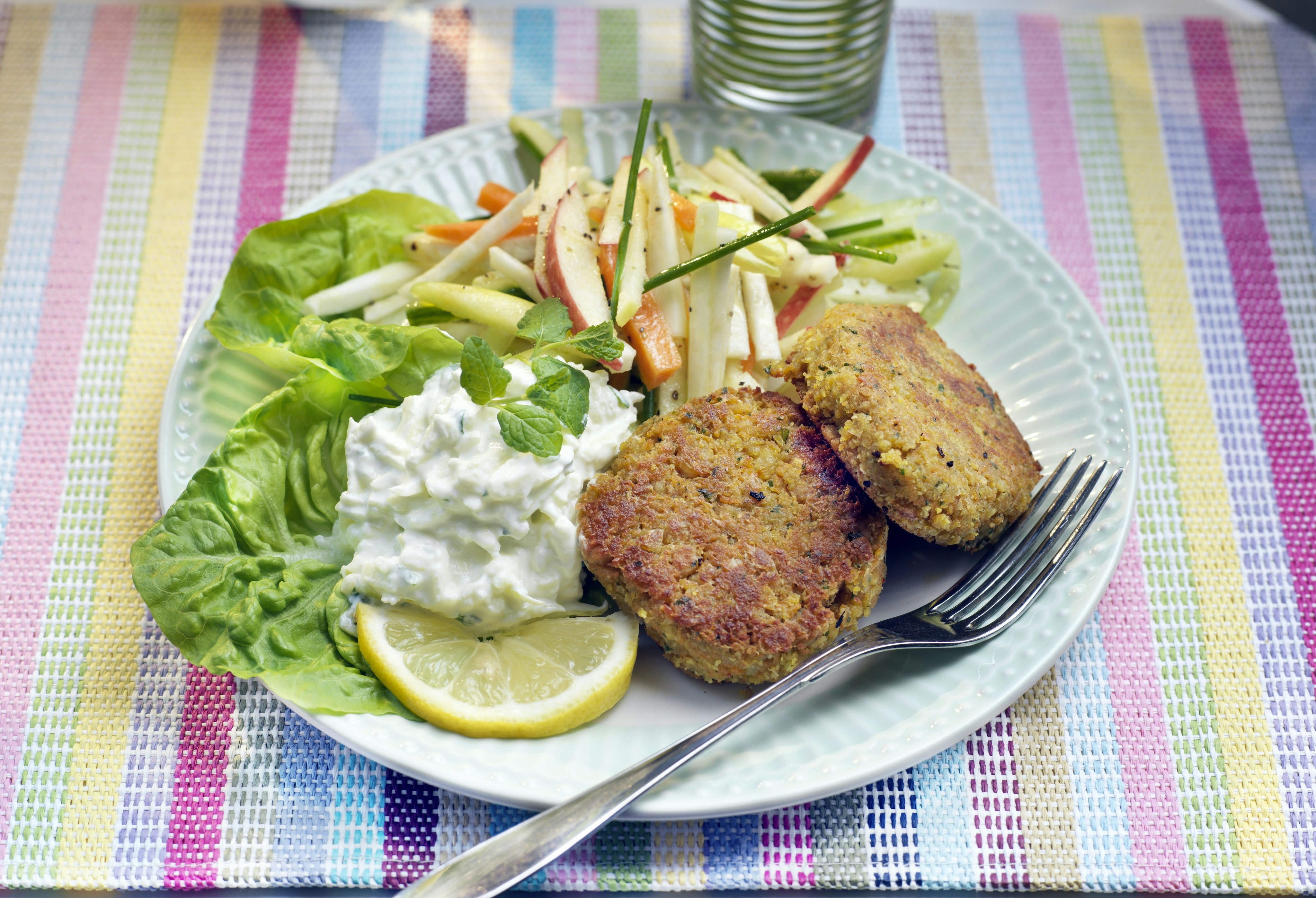 Kikärtsbiffar med morot och äppeltsatsiki