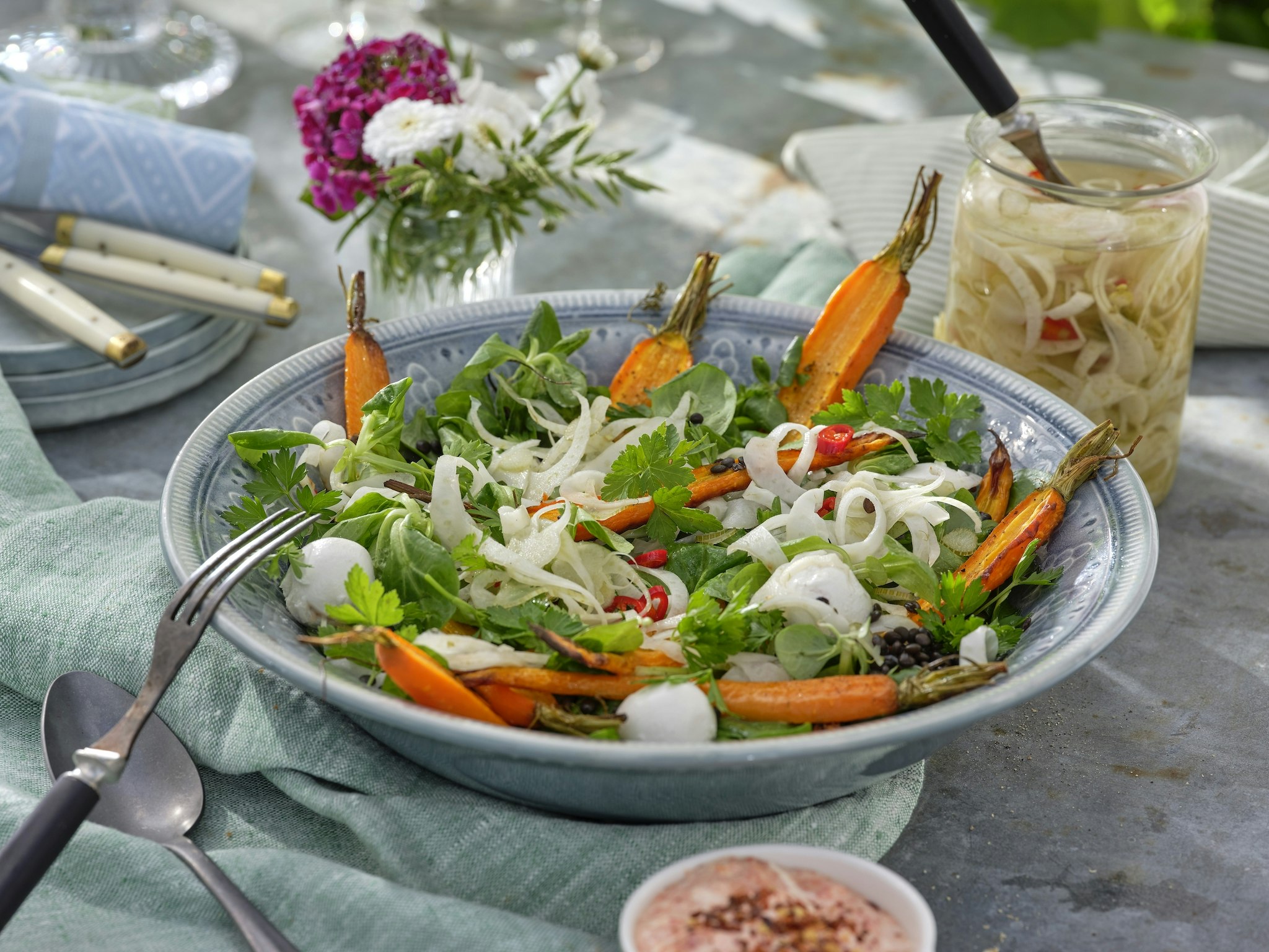 Morotssallad med picklad fänkål och paprikakräm