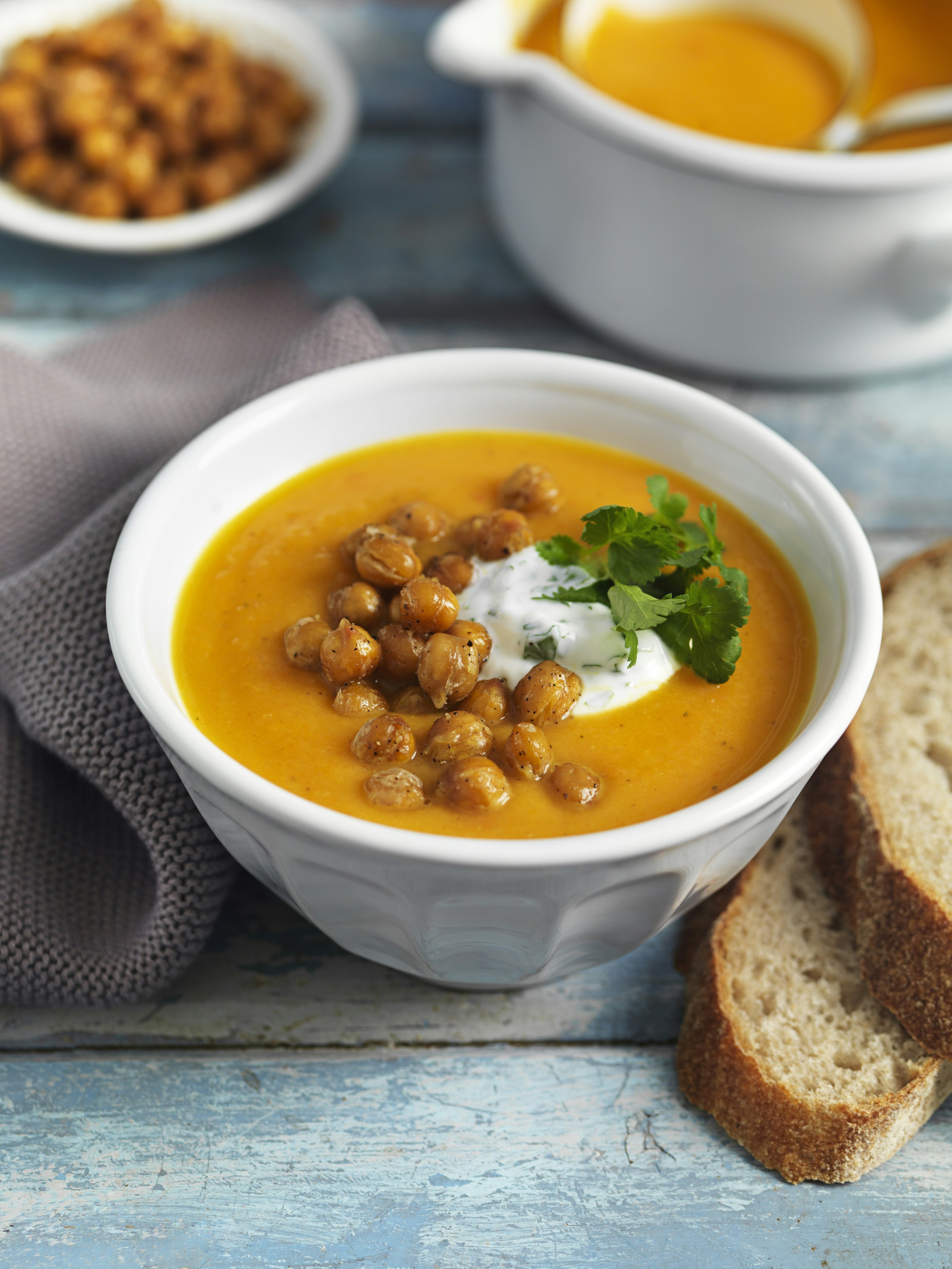 Morotssoppa med rostade kikärtor