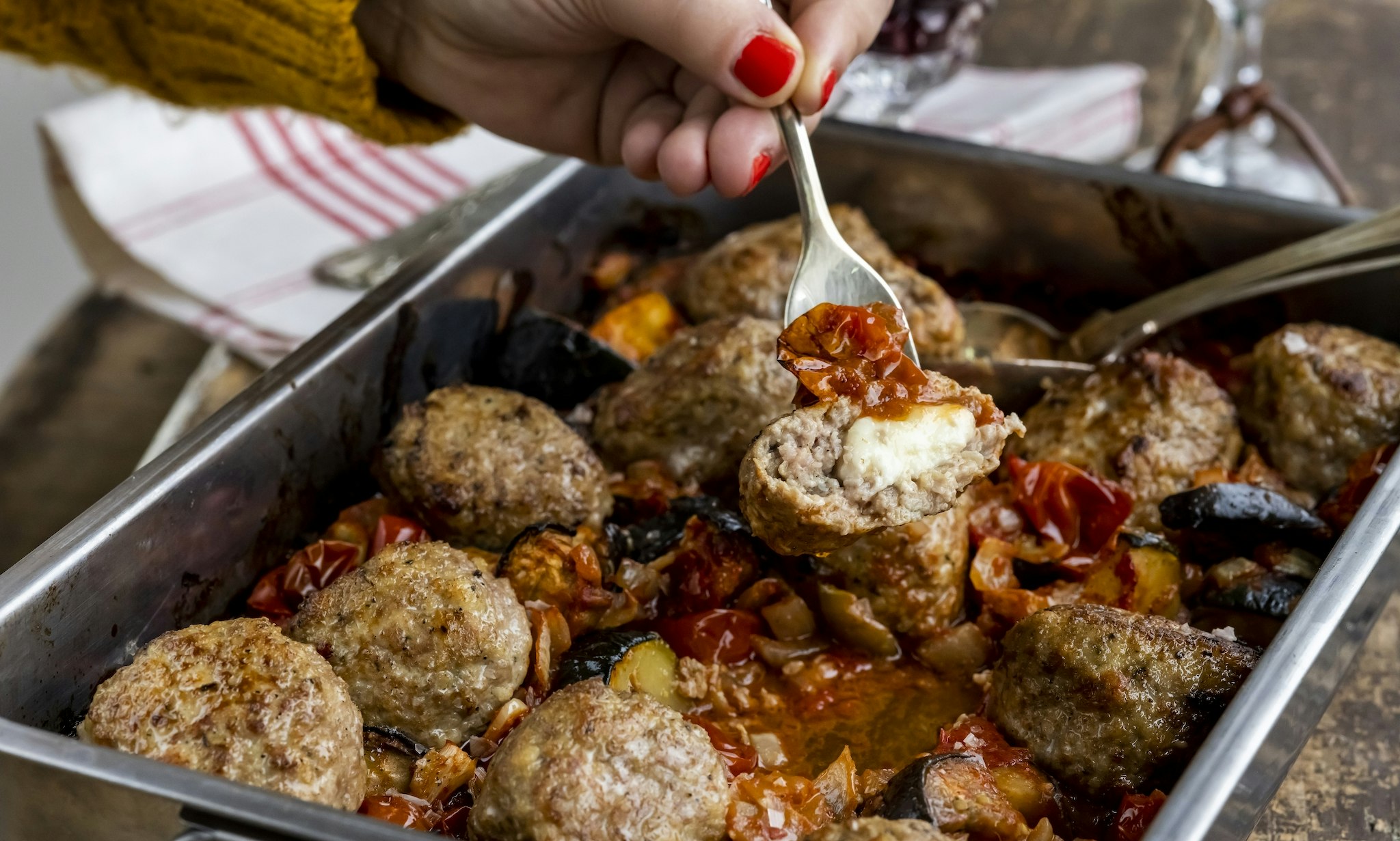Mozzarellafyllda köttbullar med grönsaksröra