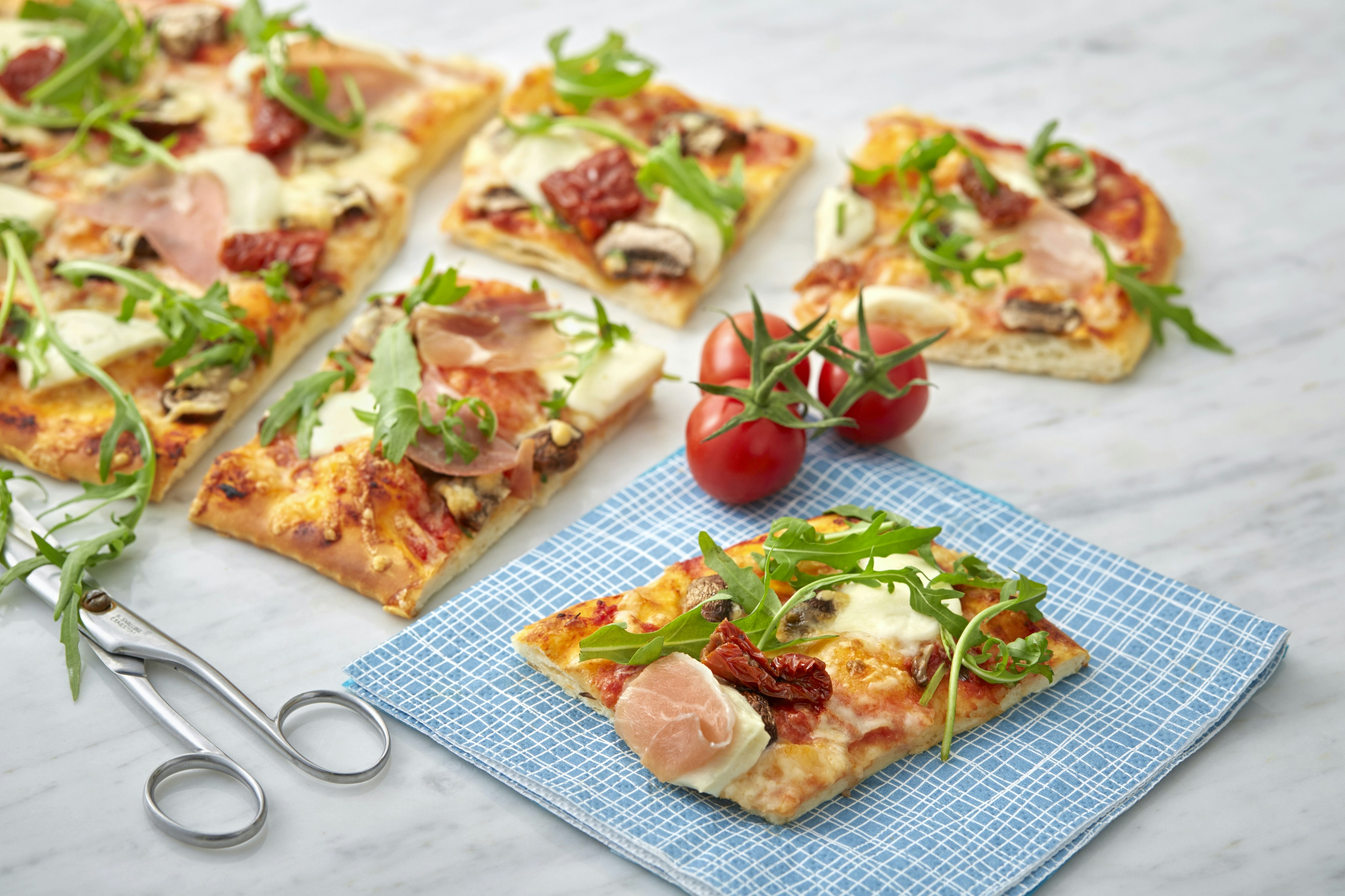 Mozzarellapizza med parmaskinka