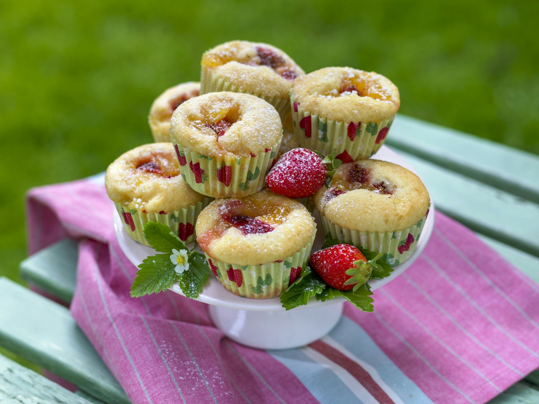 Muffins med jordgubbar och lemon curd