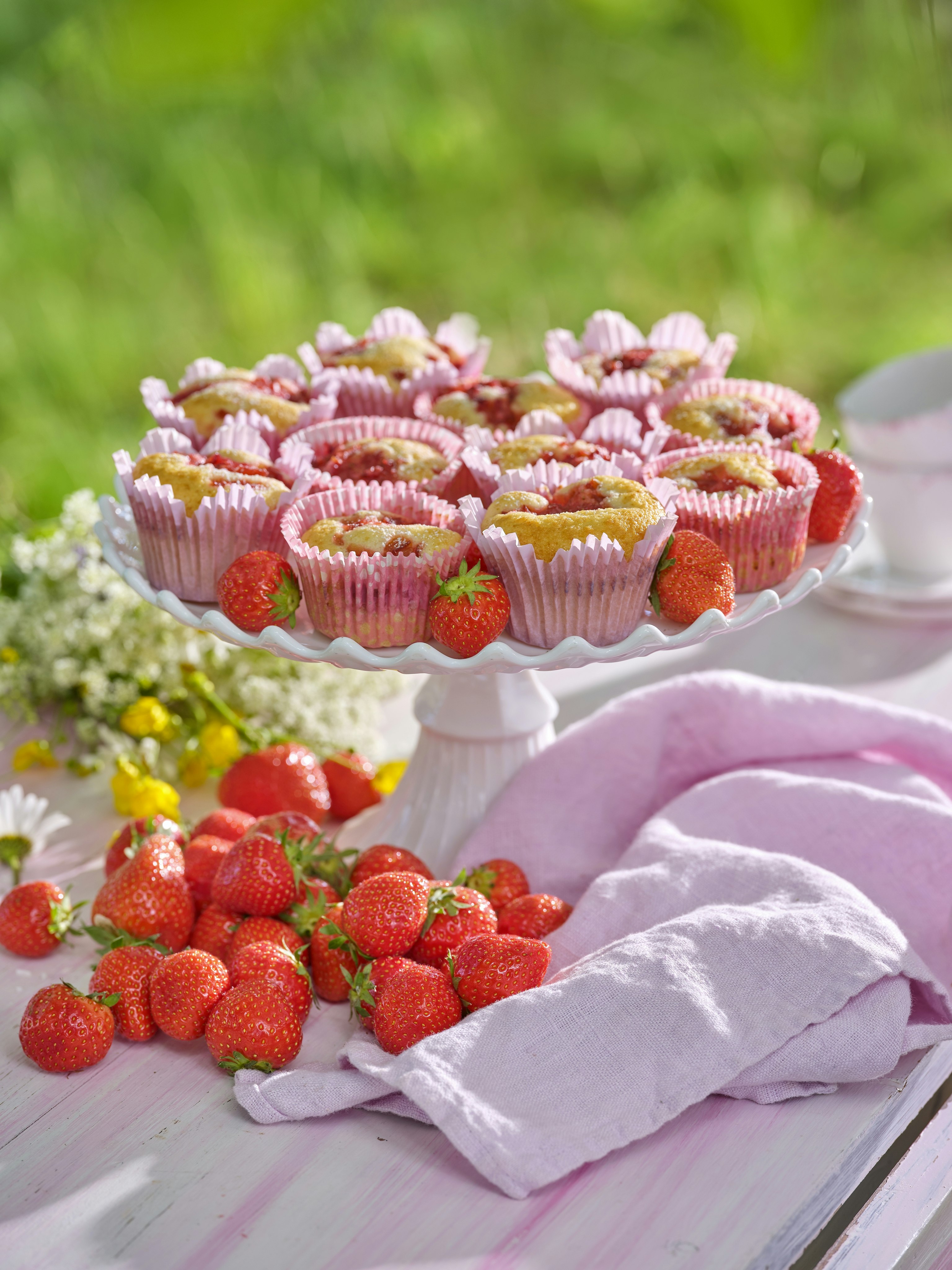 Muffins med rabarber och jordgubbar