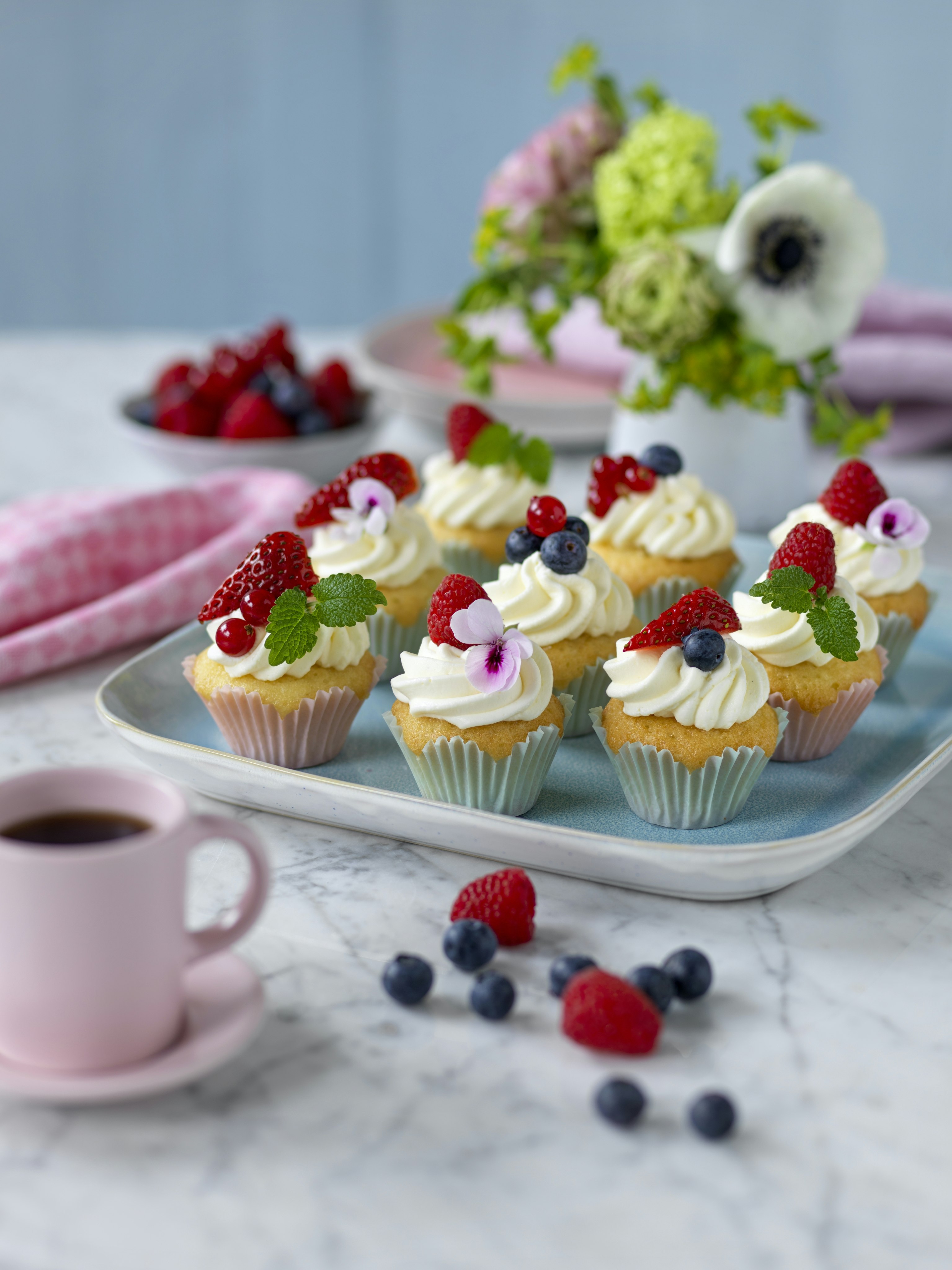 Muffins med hallonsylt och vaniljkräm