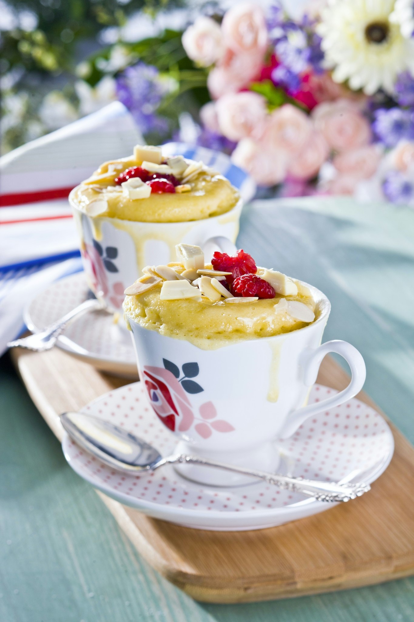 Muggkaka med hallon och vit choklad