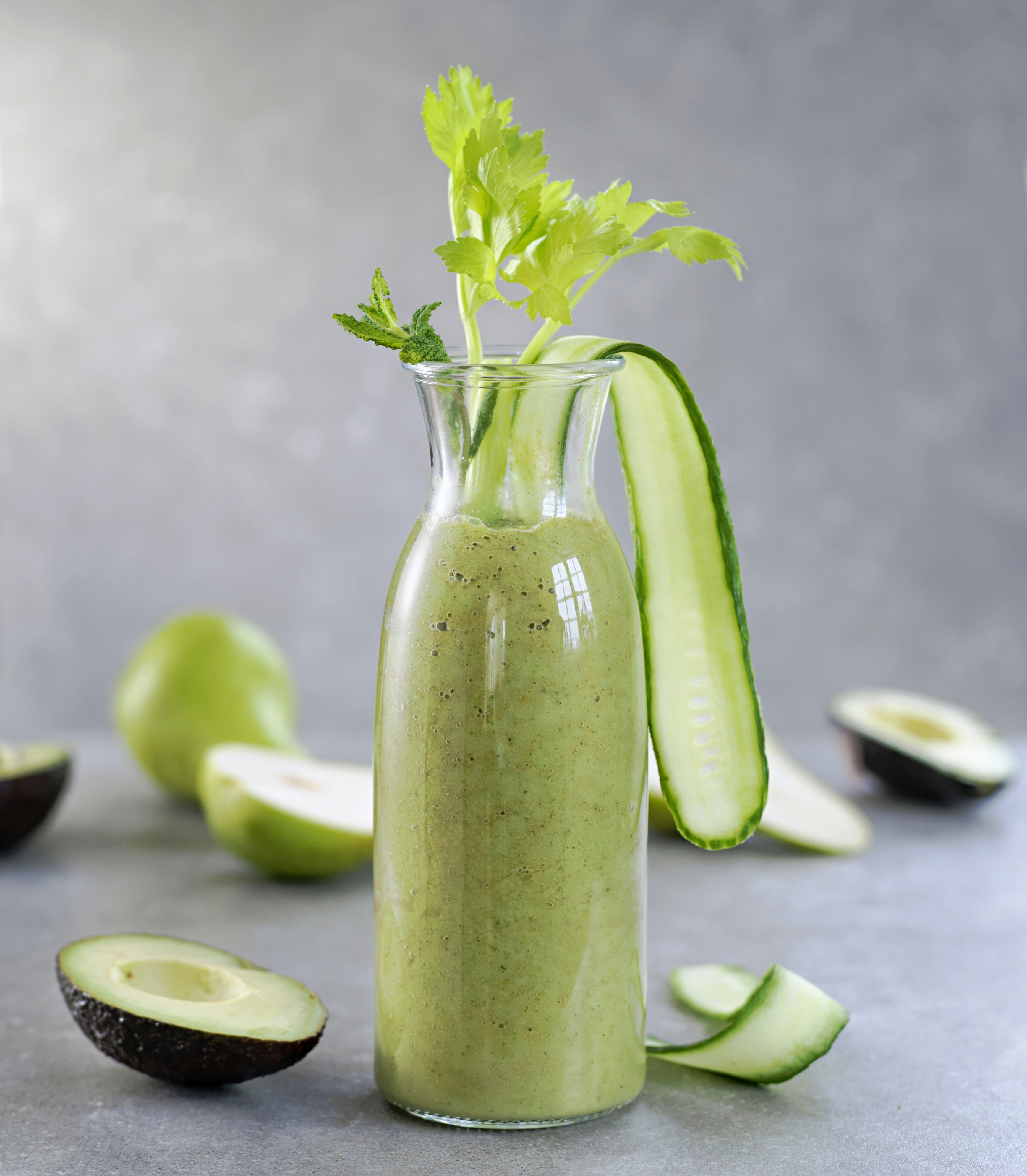 Smoothie med avokado, päron och gurka
