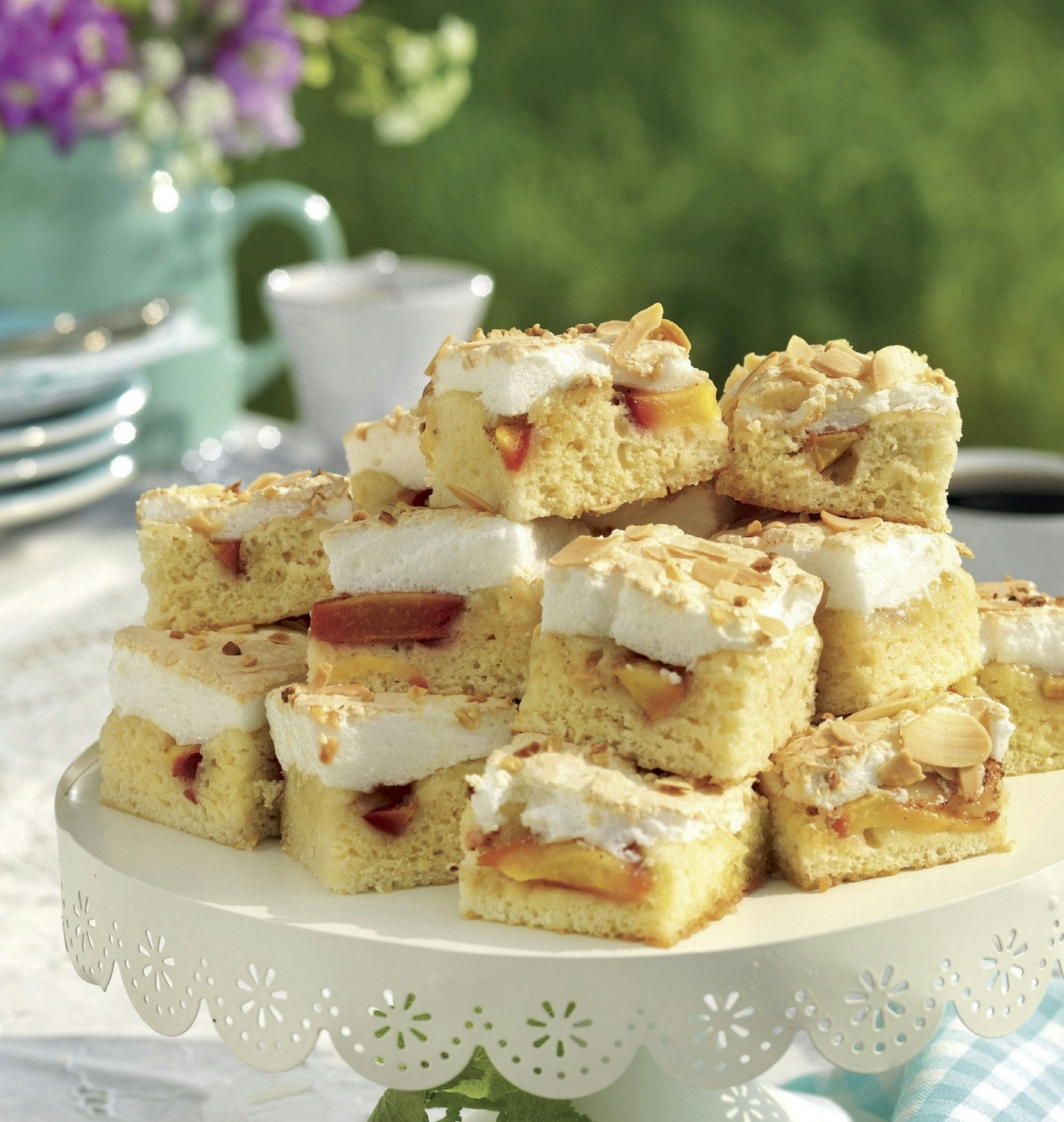 Nektarinrutor med marängtäcke