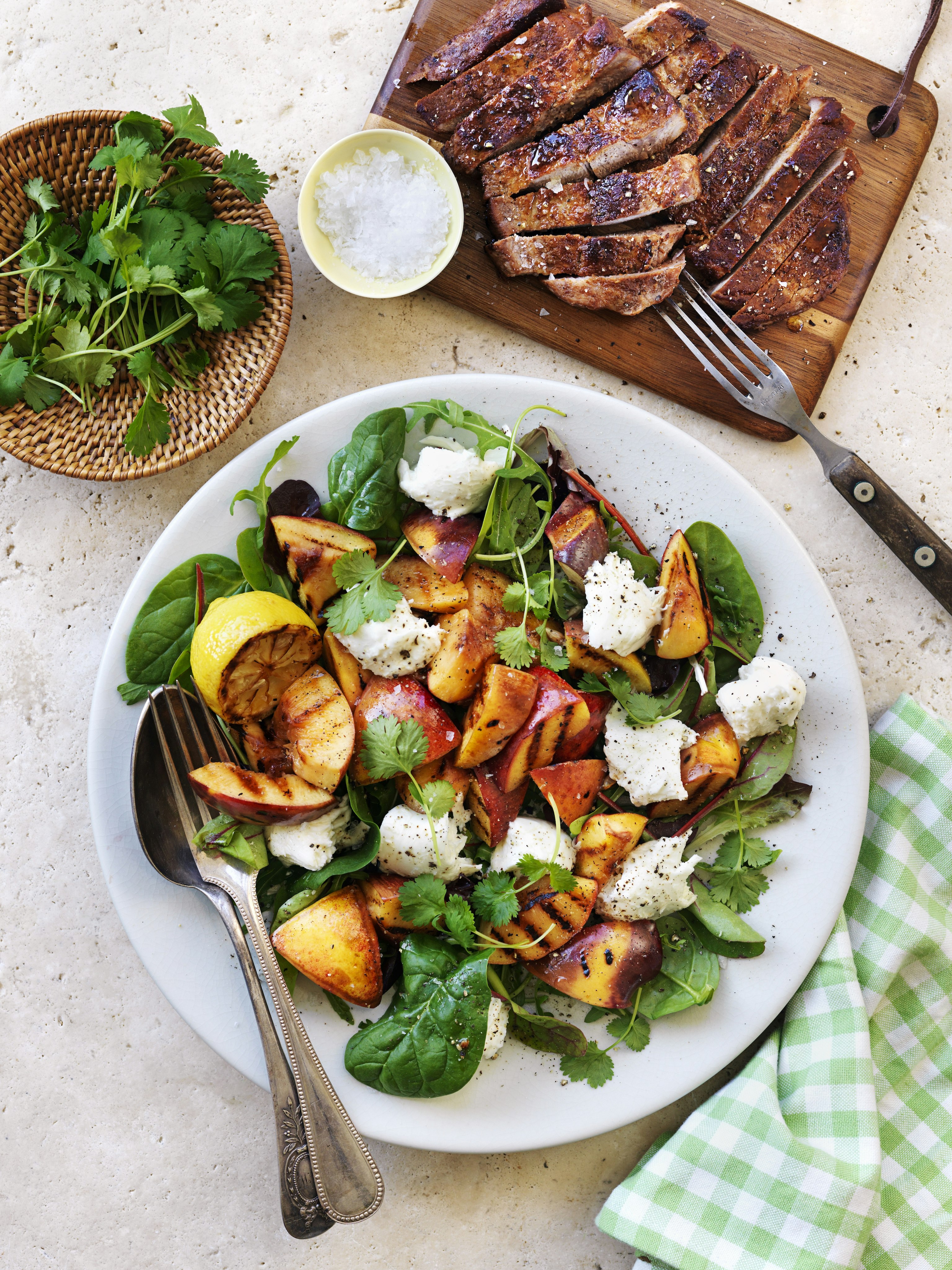 Nektarinsallad till kryddigt kött