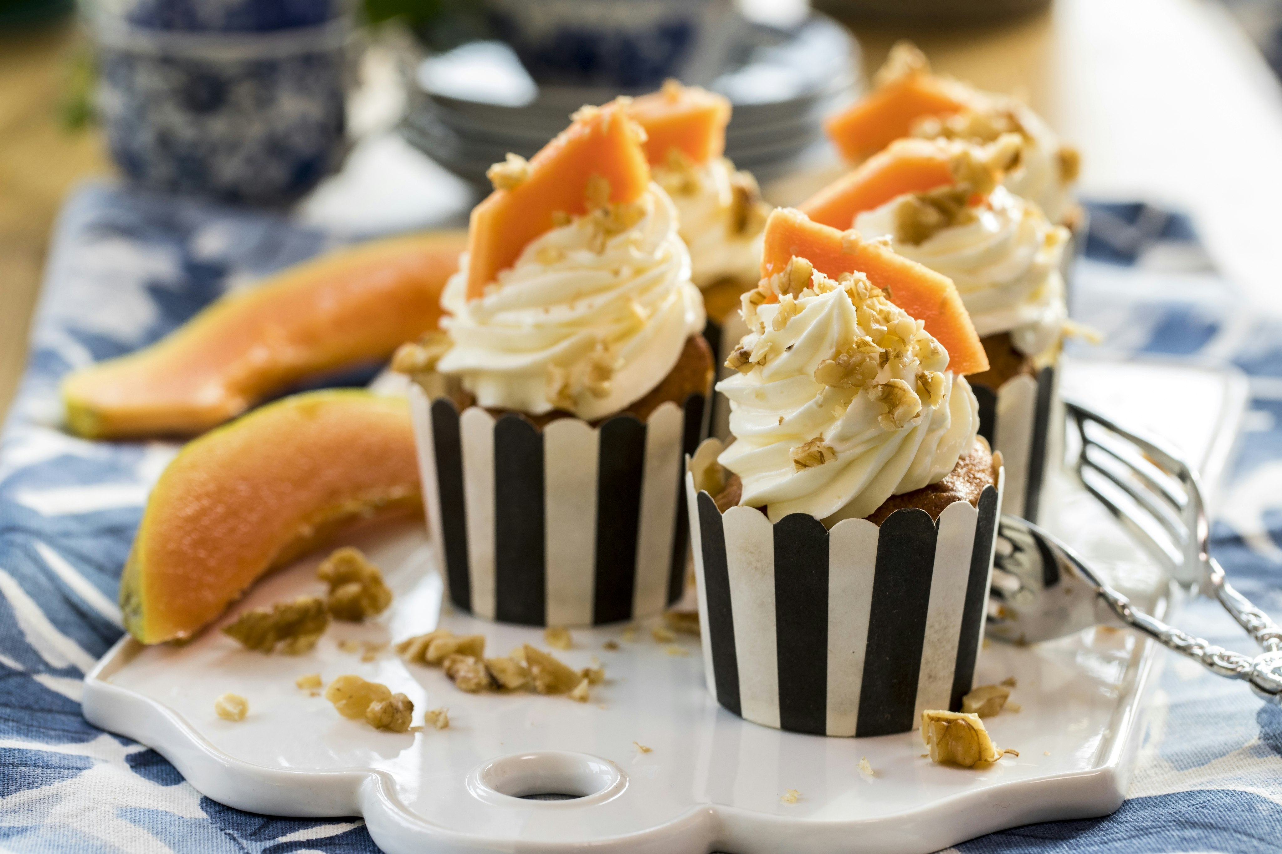 Nöt- och papayamuffins med citronfrosting