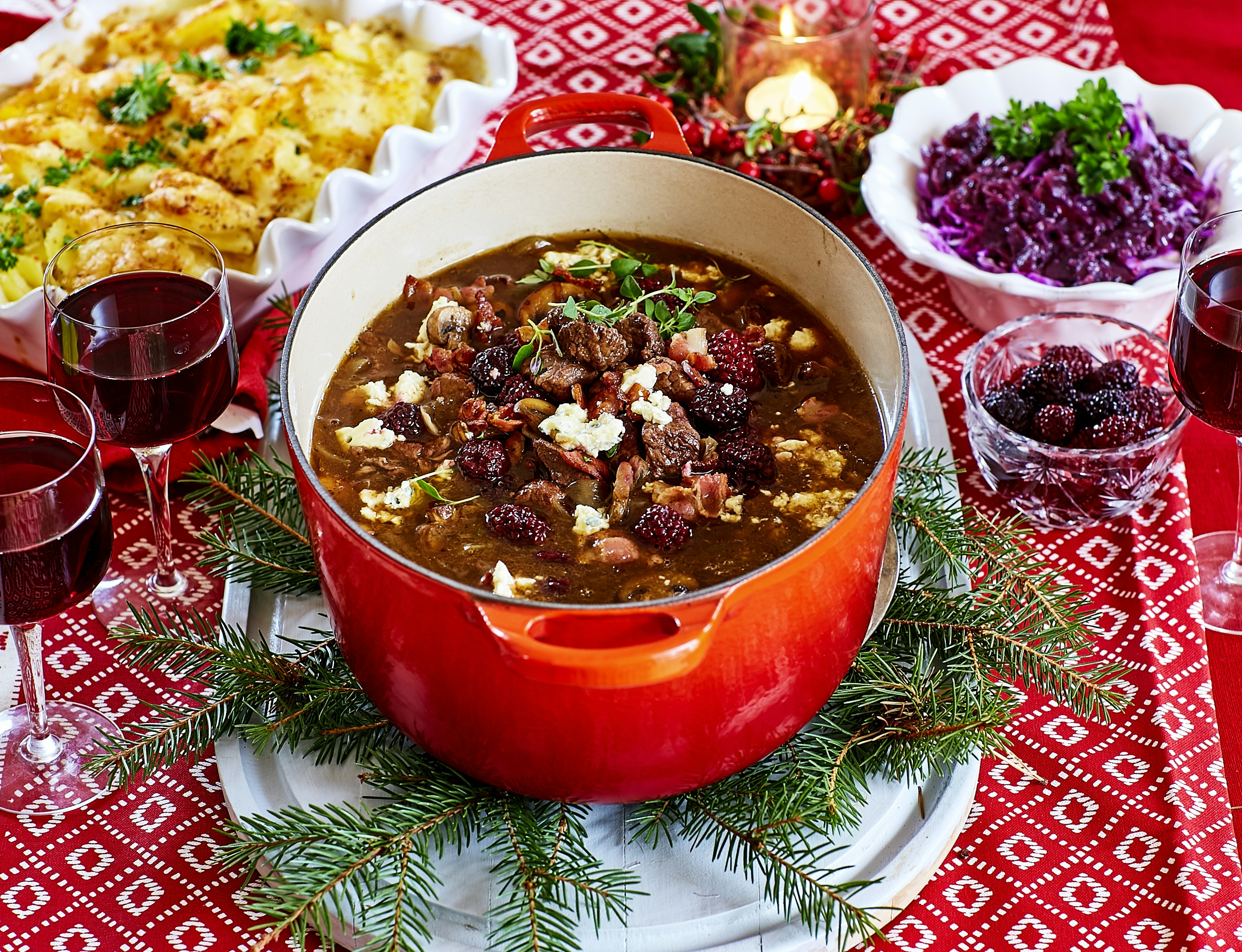 Nötgryta med glöggmarinerade björnbär och gorgonzola