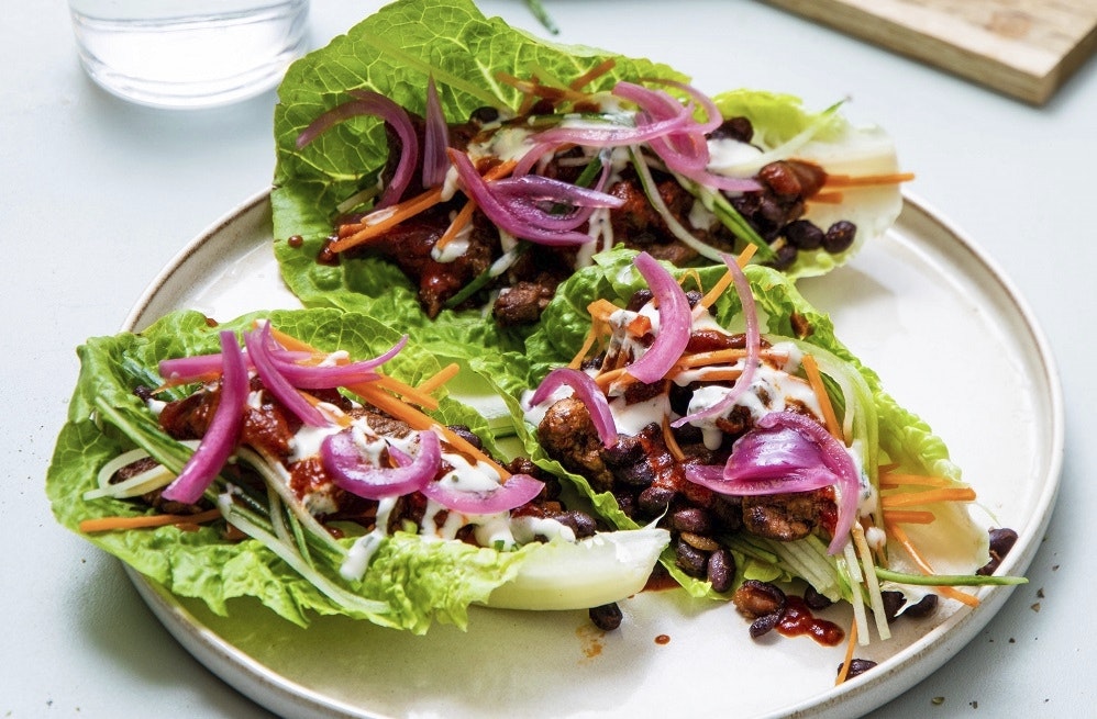 Nötköttsstrimlor i hjärtsallad med mexikansk tomatsås