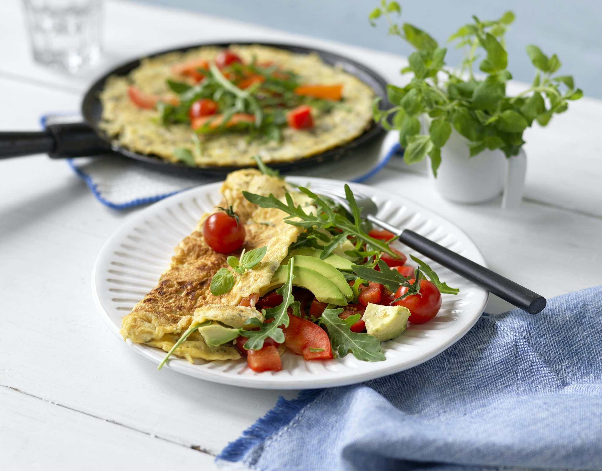 Omelett med avokado och körsbärstomater