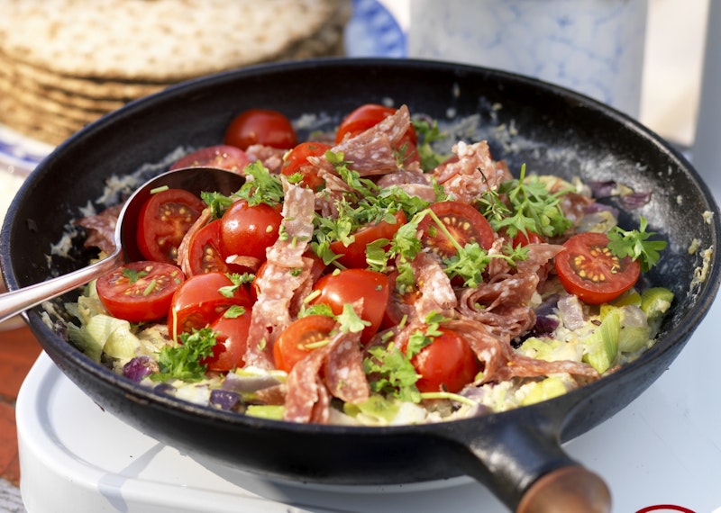 Omelett med lök, tomat och salami