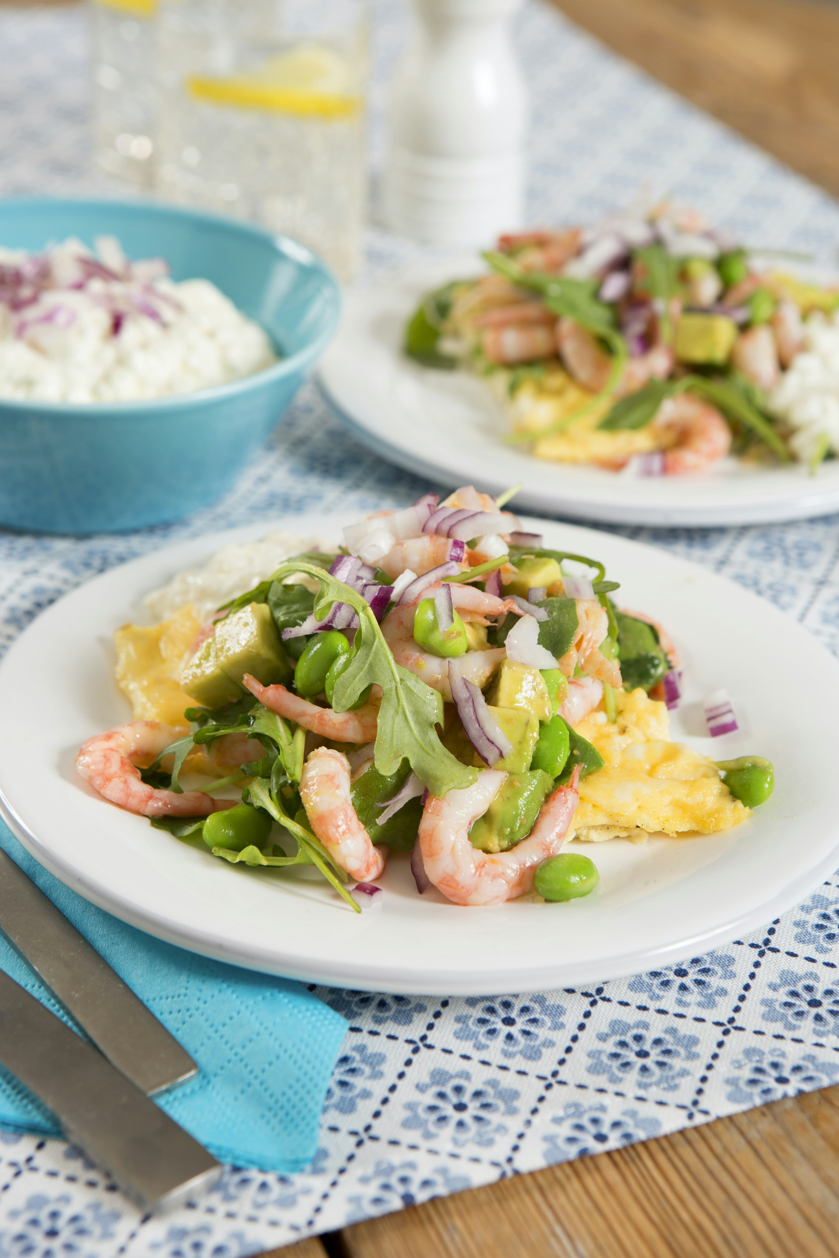 Omelett med räkor, avokado och keso