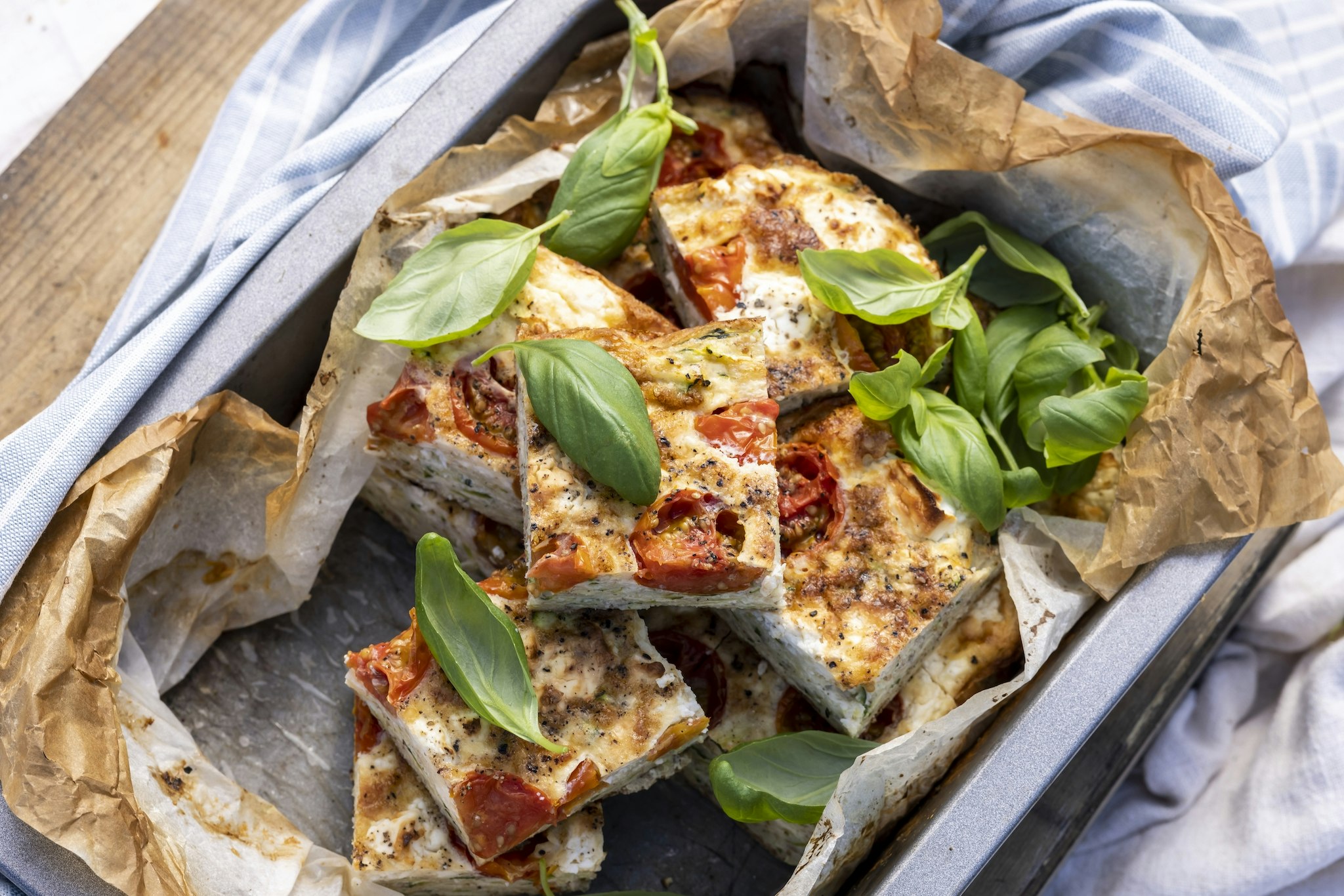Omelettrutor i långpanna med feta och tomat
