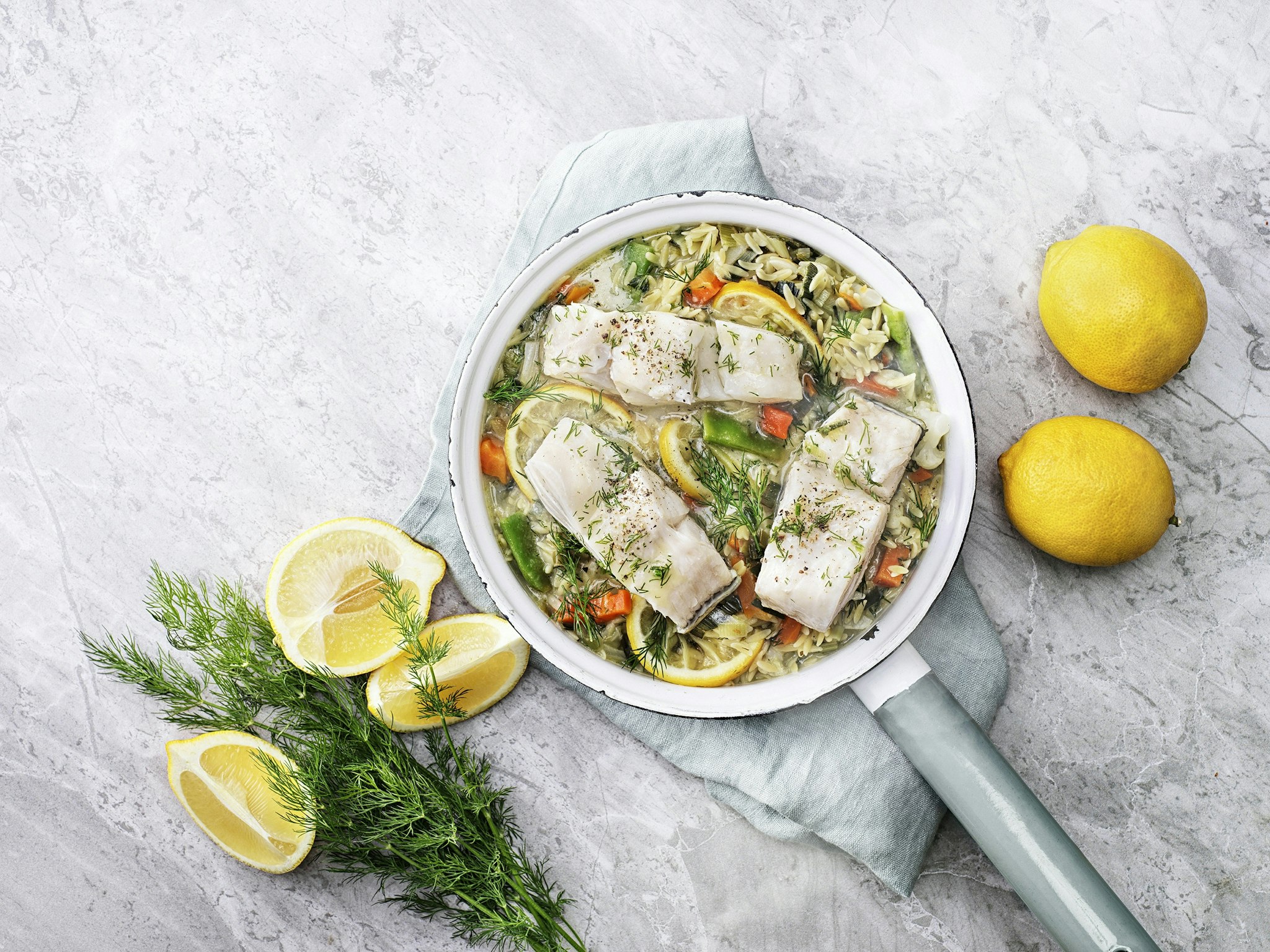 One-pot citronrisoni med torsk och grönsaker