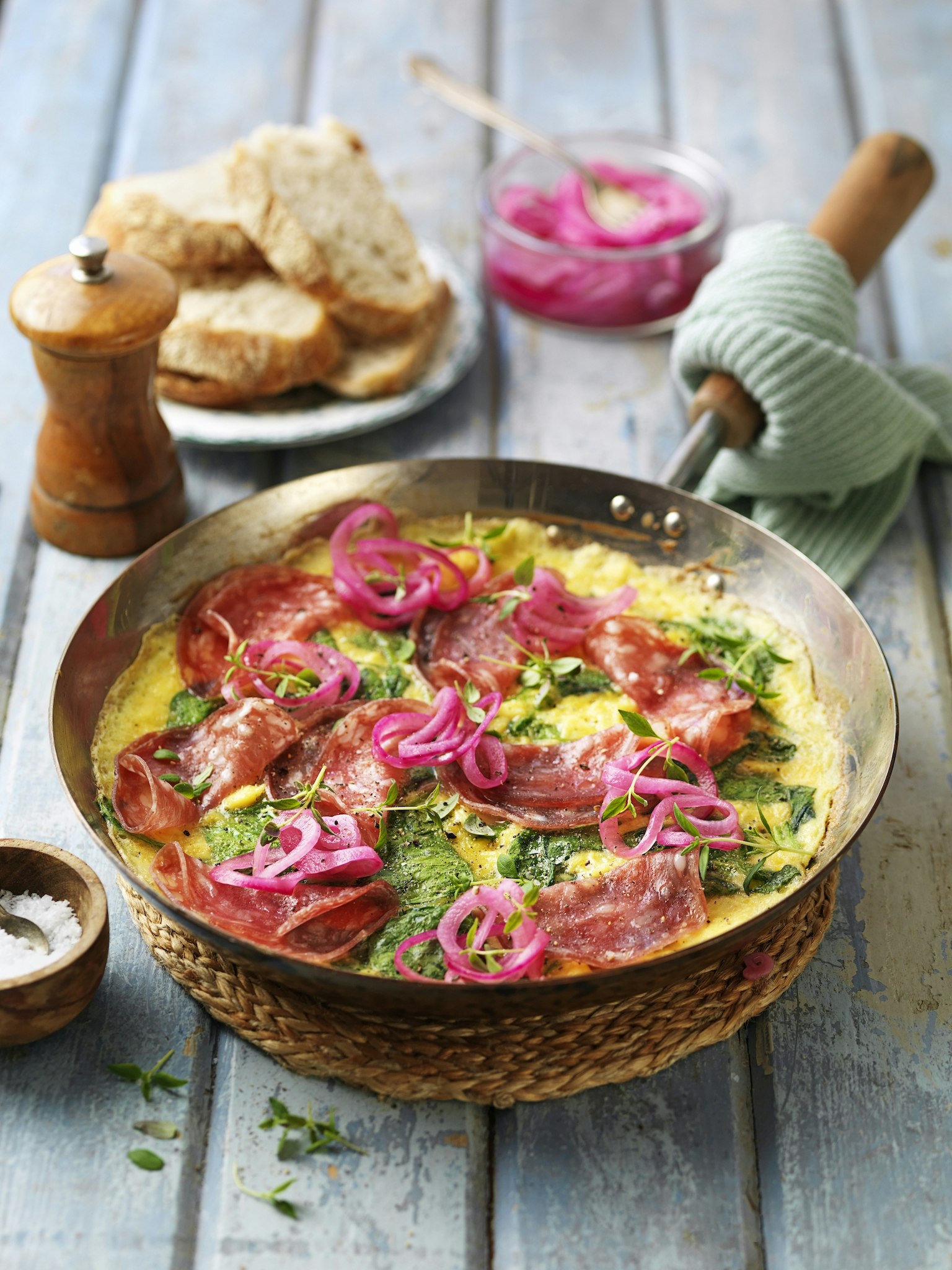 Öppen omelett med spenat och salami