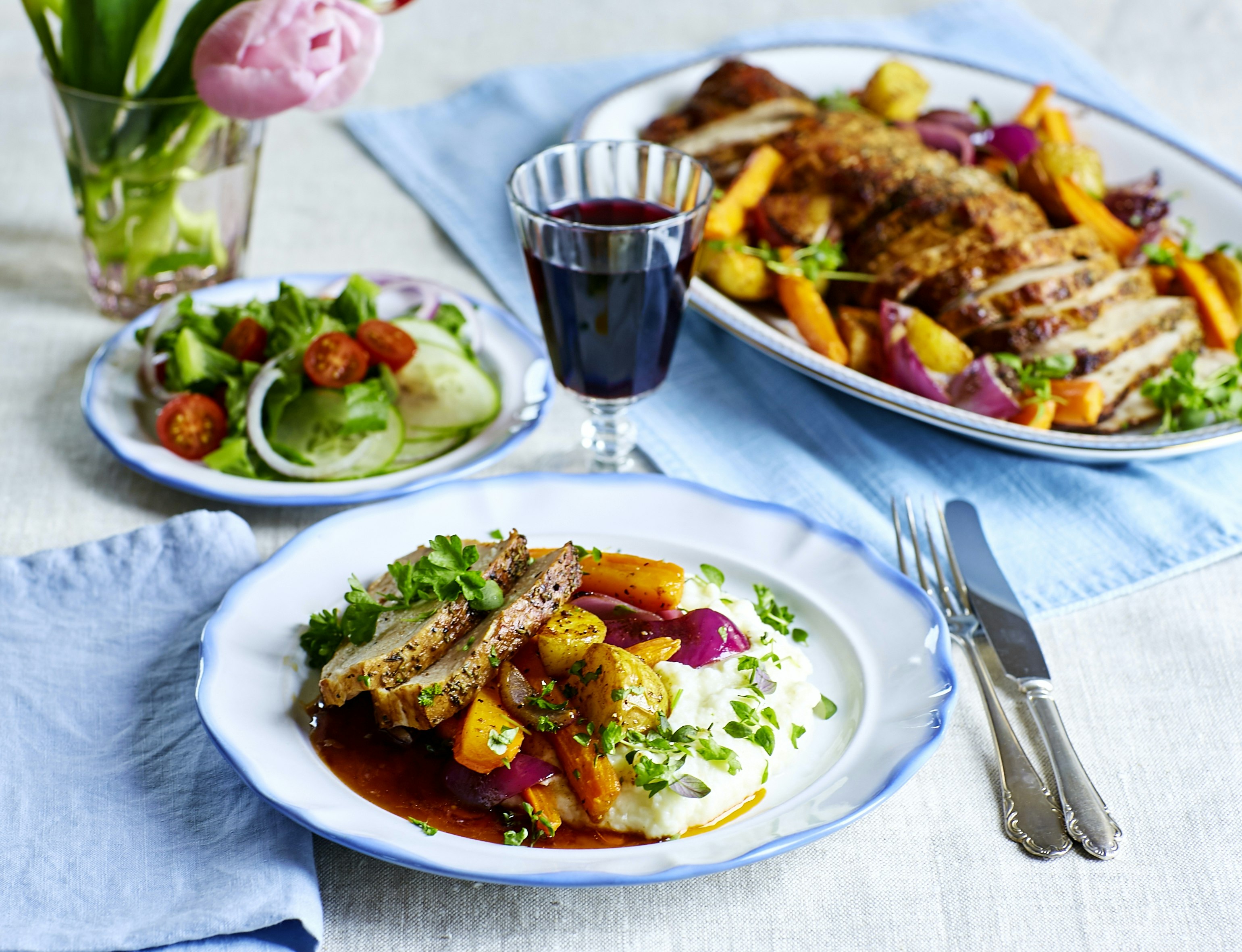 Örtbakad kotlettrad med blomkålskräm