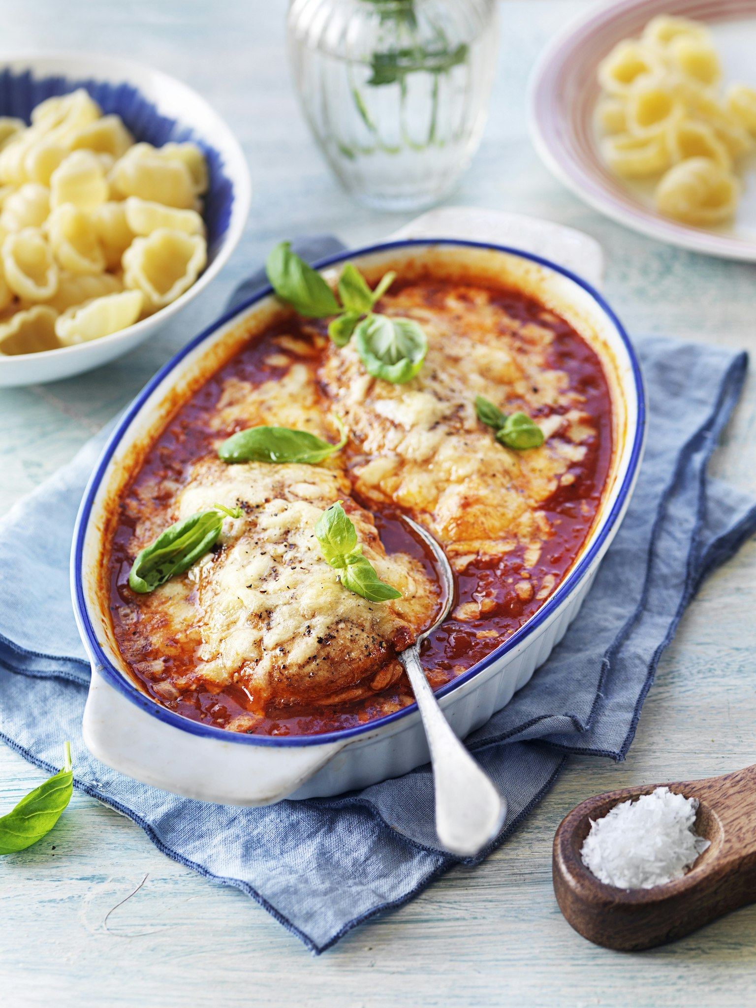 Kycklinggratäng med pasta och tomatsås
