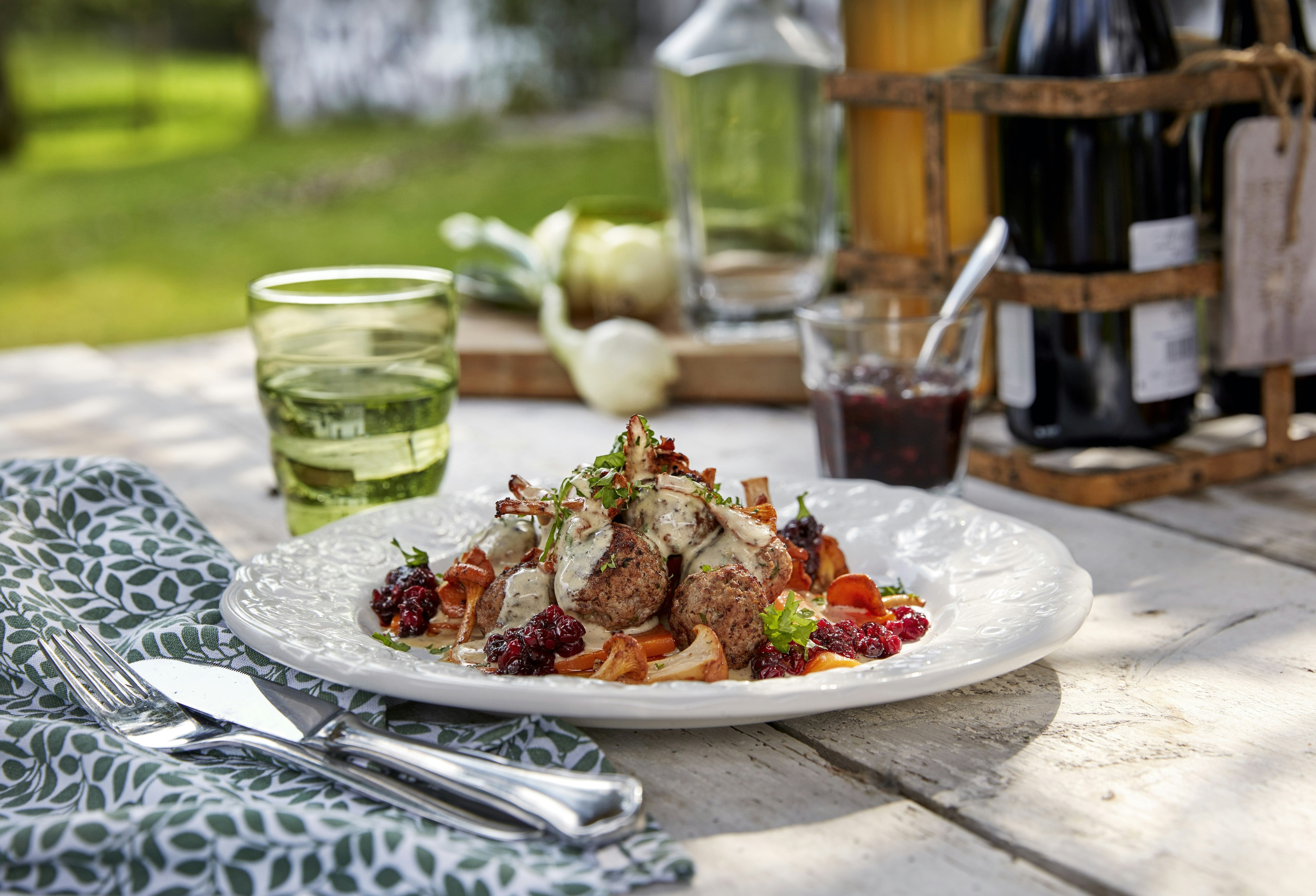 Örtkryddade köttbullar med lingonchutney