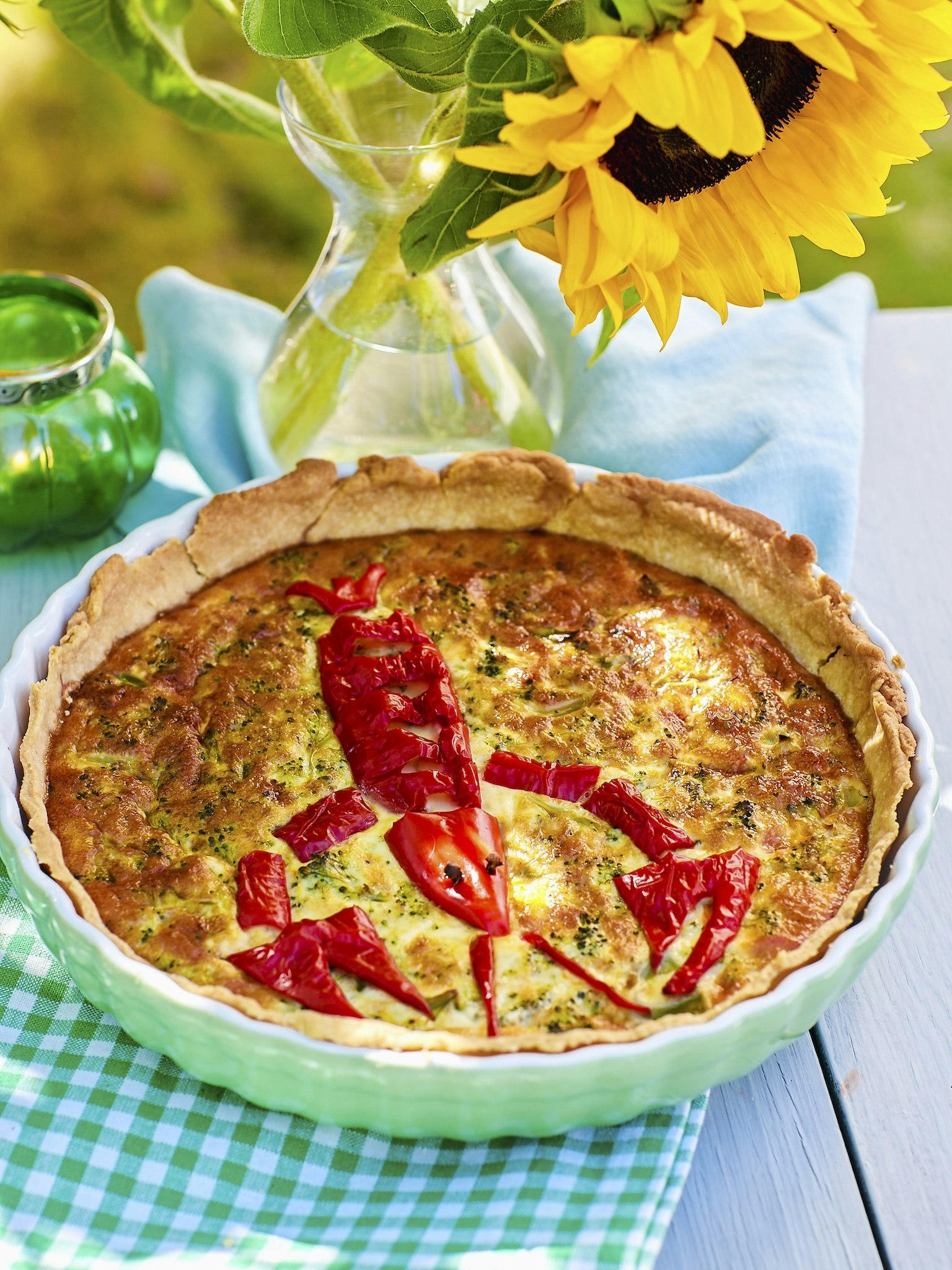 Fetaostpaj med broccoli och paprika