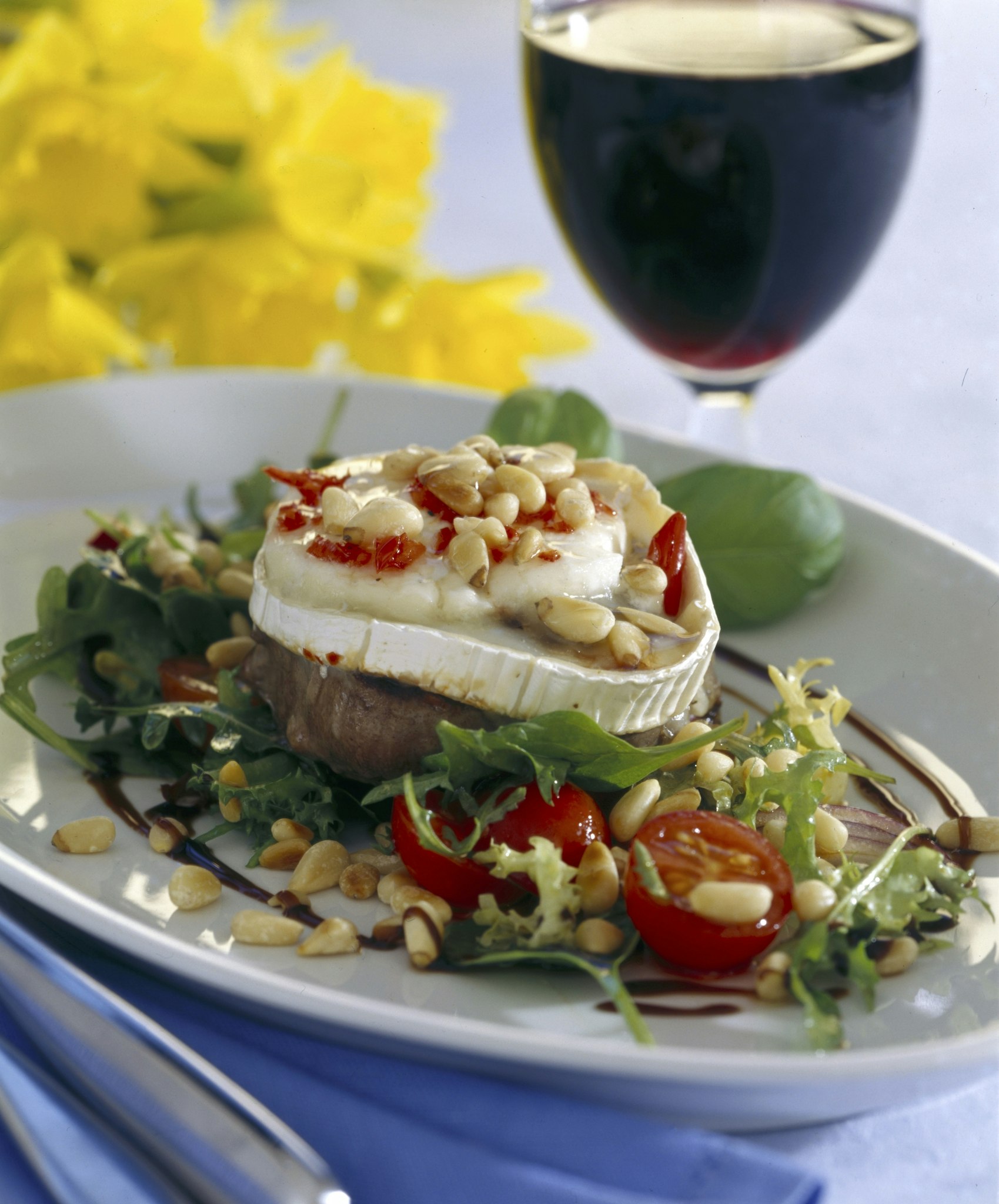 Oxfilé med getost och pinjenötter