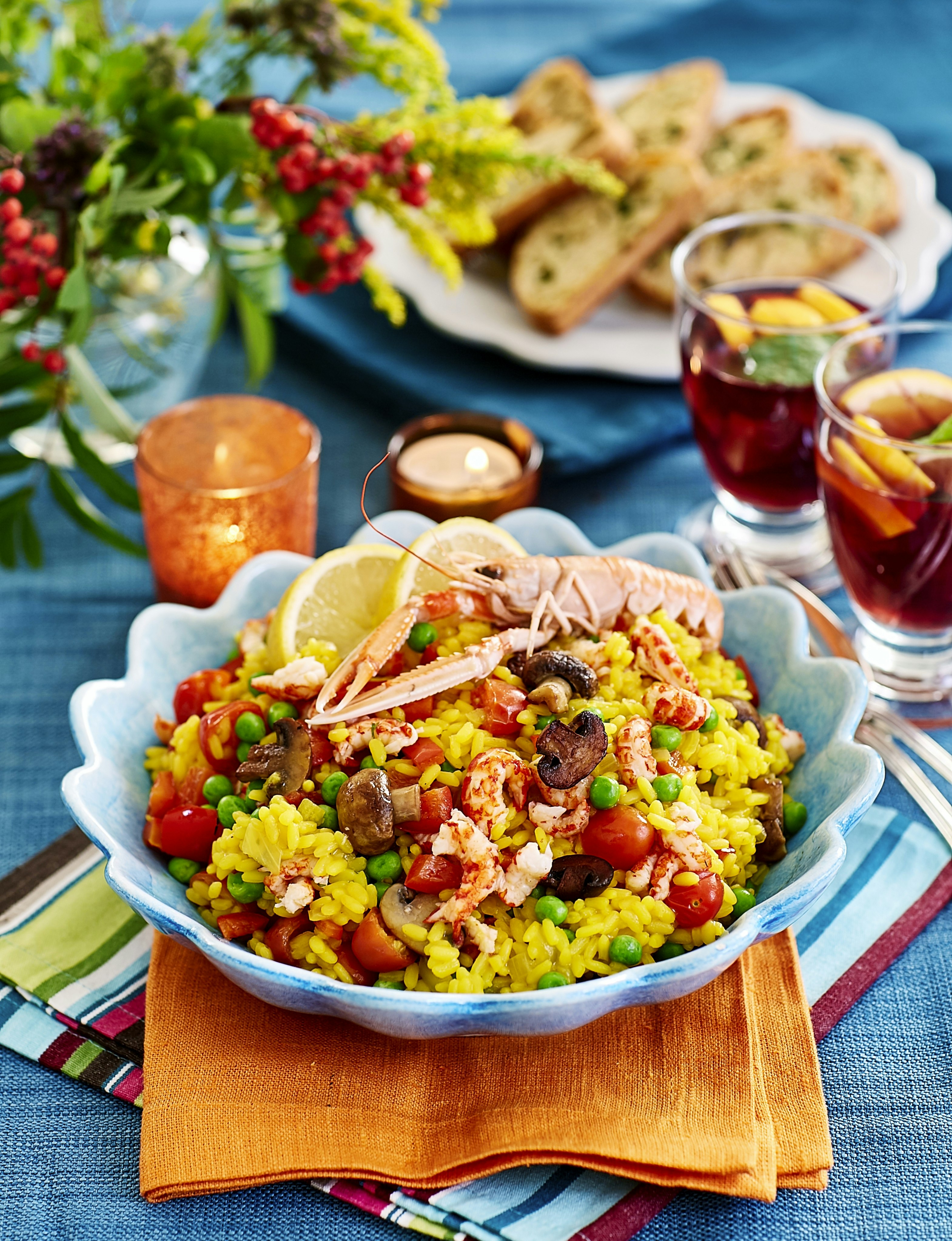 Enkel paella med kräftstjärtar